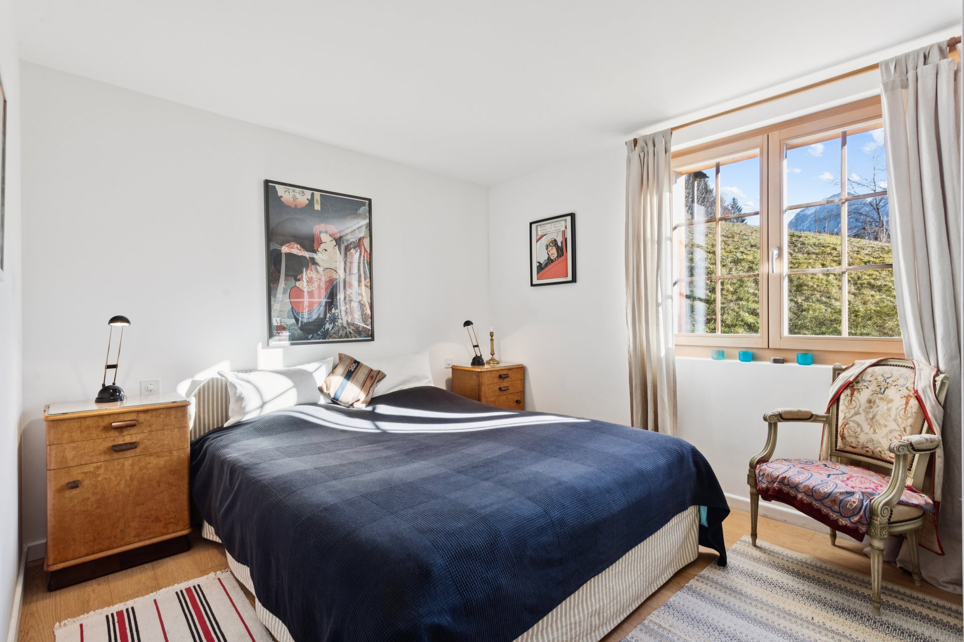 Helles Schlafzimmer mit Blick ins Grüne