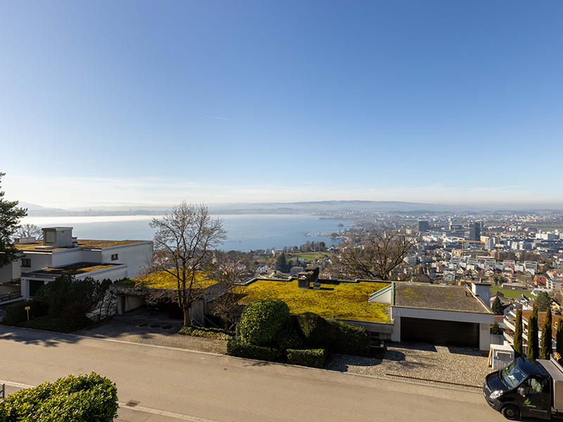 Panoramablick über den See und die Stadt