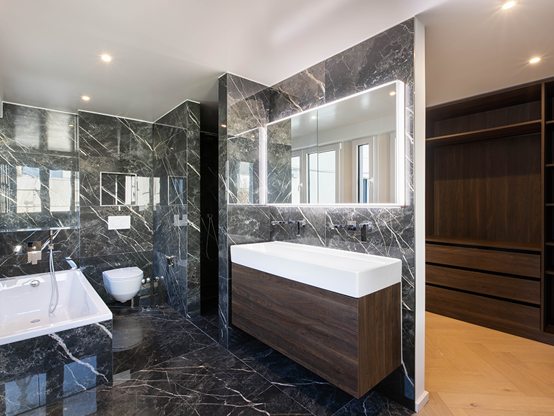 Luxuriöses Badezimmer mit dunkler Marmoroptik