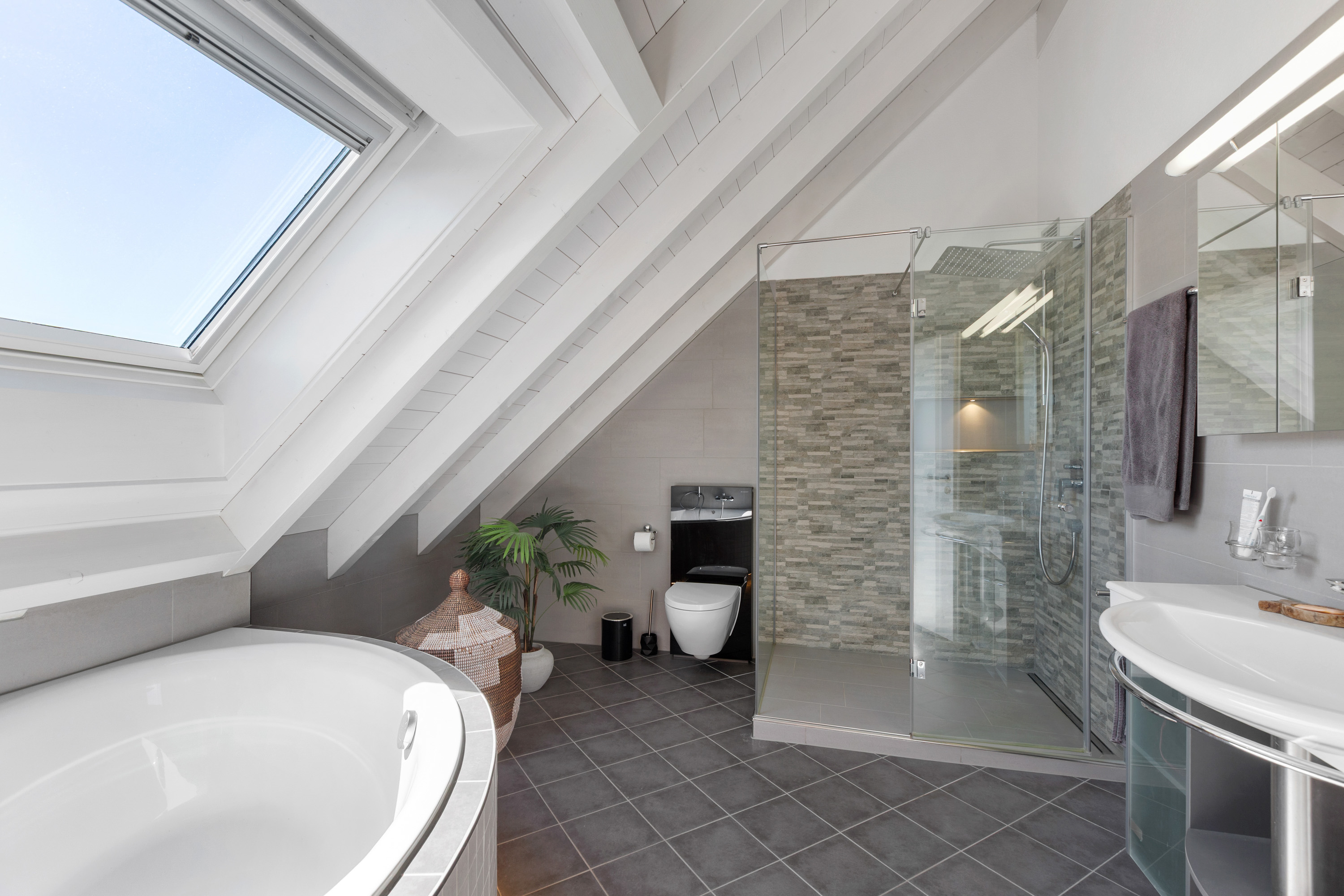 Dachbad mit Badewanne, Dusche und Dachfenster