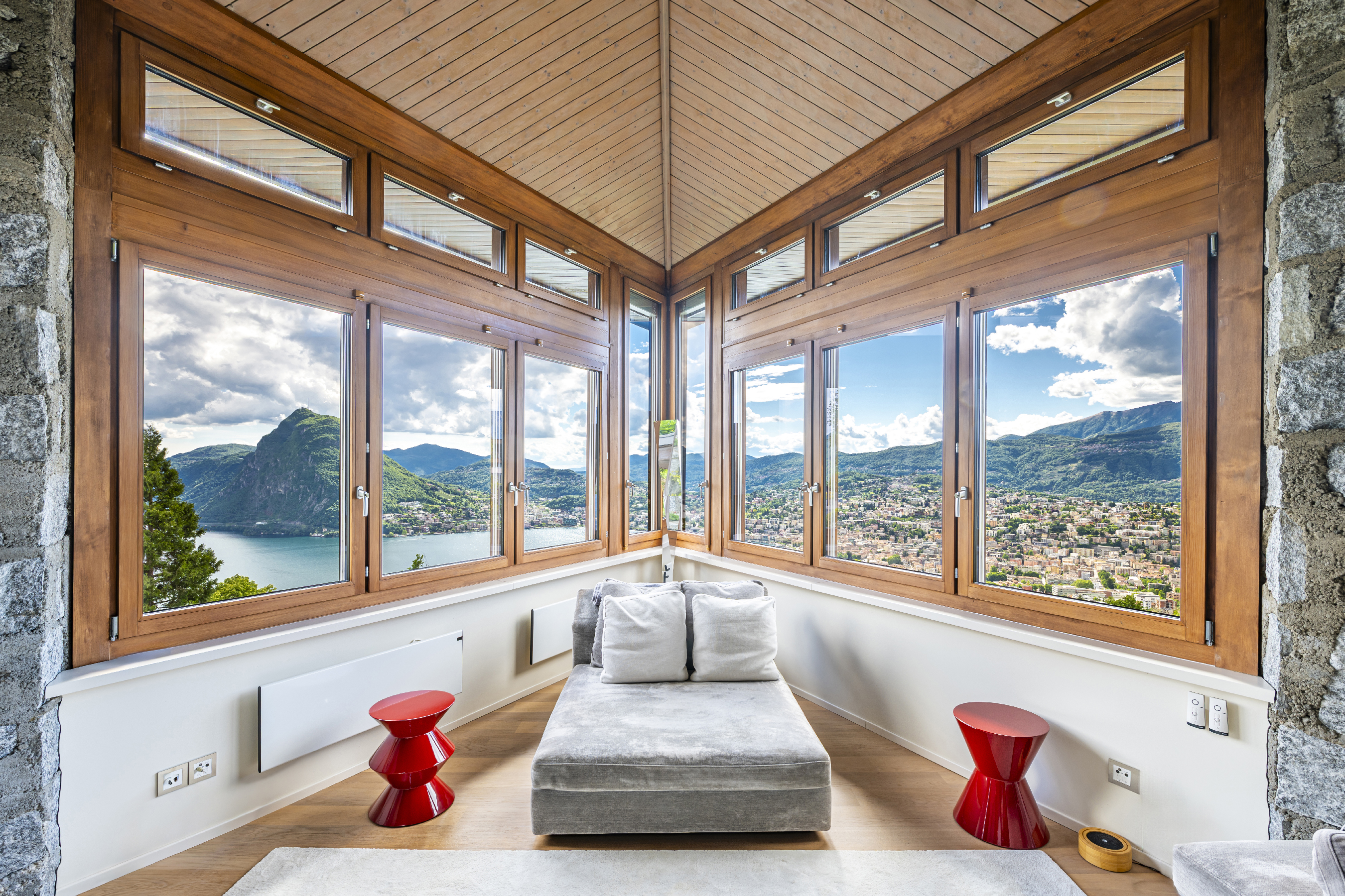 Aussichtsreiche Sitznische mit Berg- und Seeblick