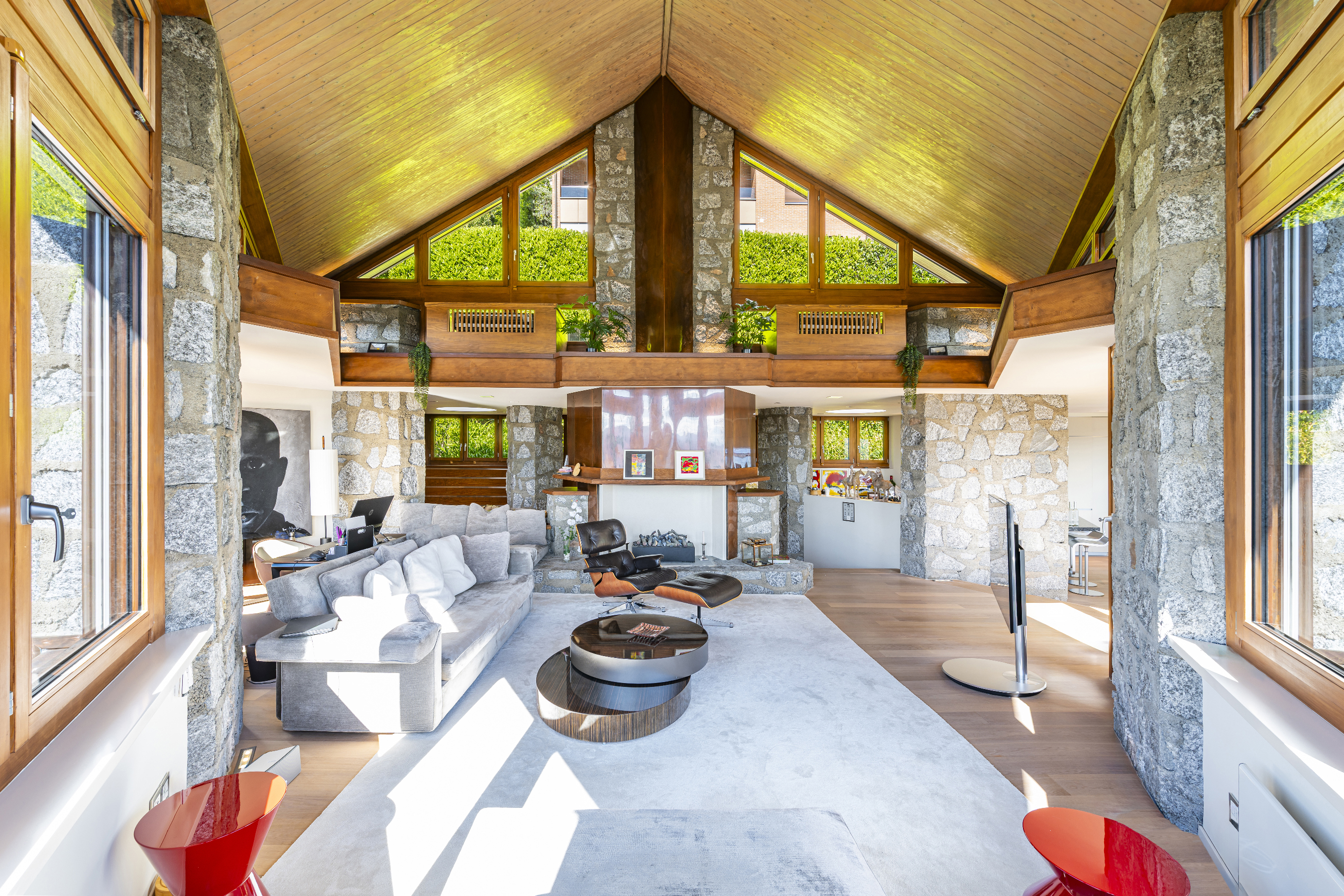 Großzügiges Wohnloft mit Steinkamin und Holzdecke