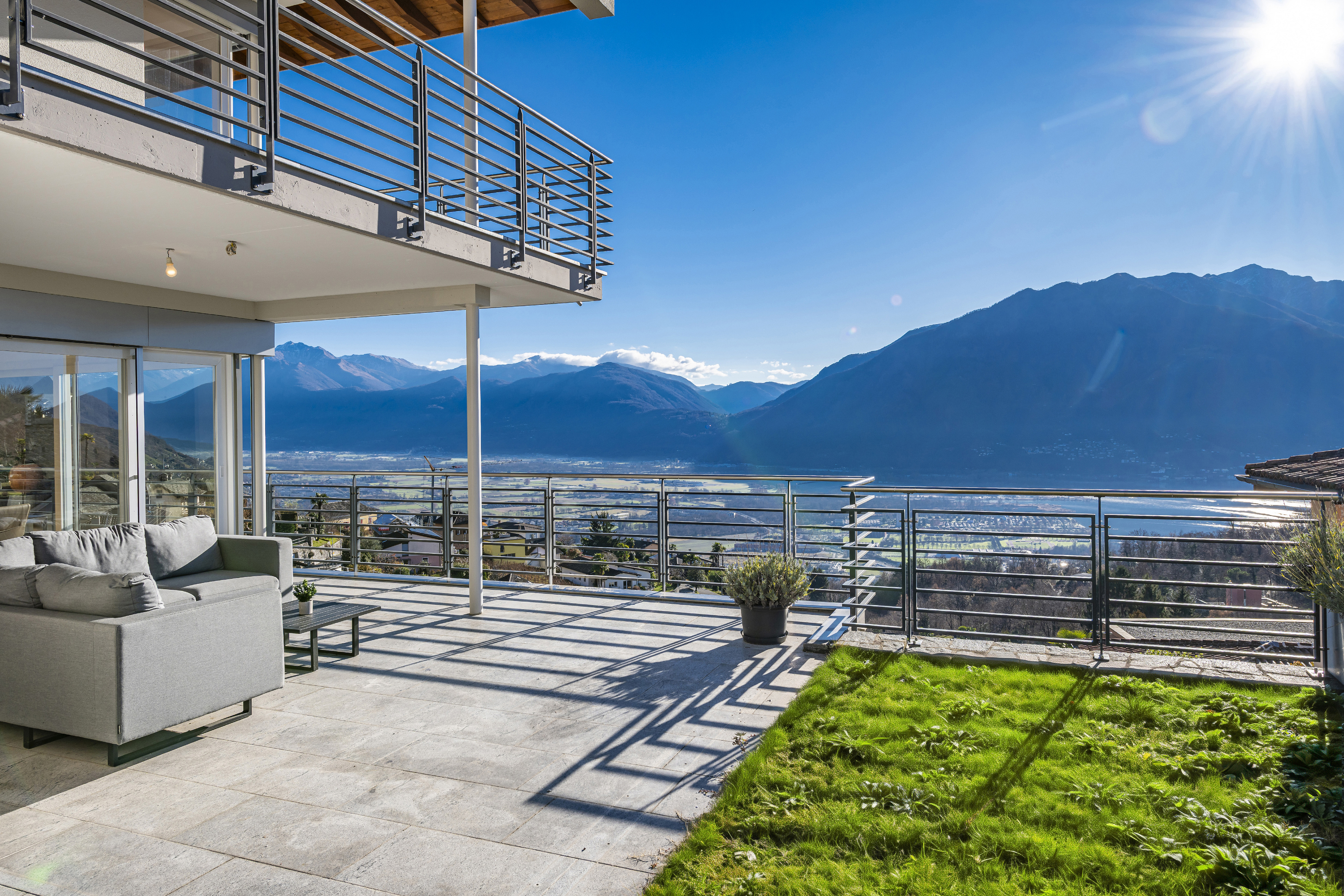 Terrasse mit Panoramablick auf die Berge