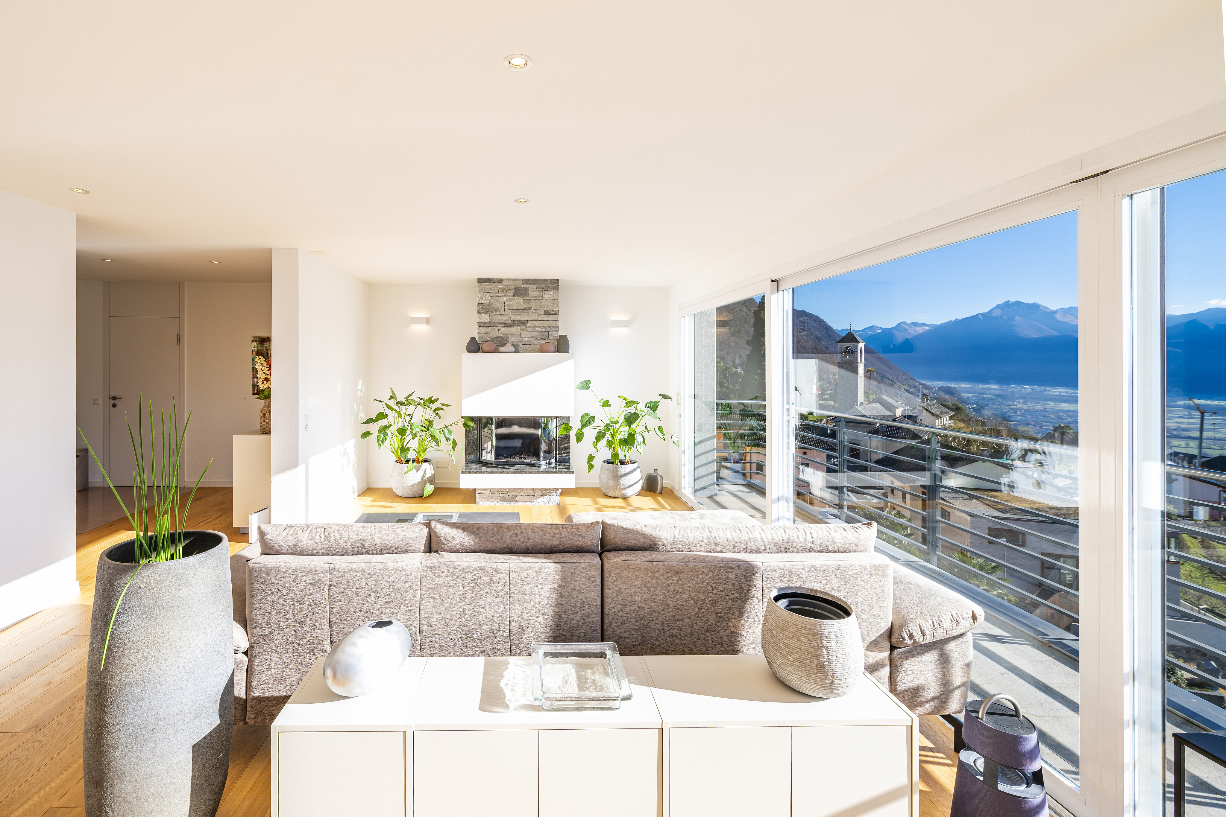 Helles Wohnzimmer mit Panoramablick