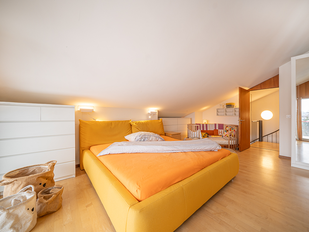 Dachgeschoss-Schlafzimmer mit gelbem Bett
