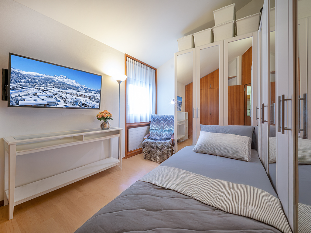 Gemütliches Schlafzimmer mit Einbauschrank und Tageslicht