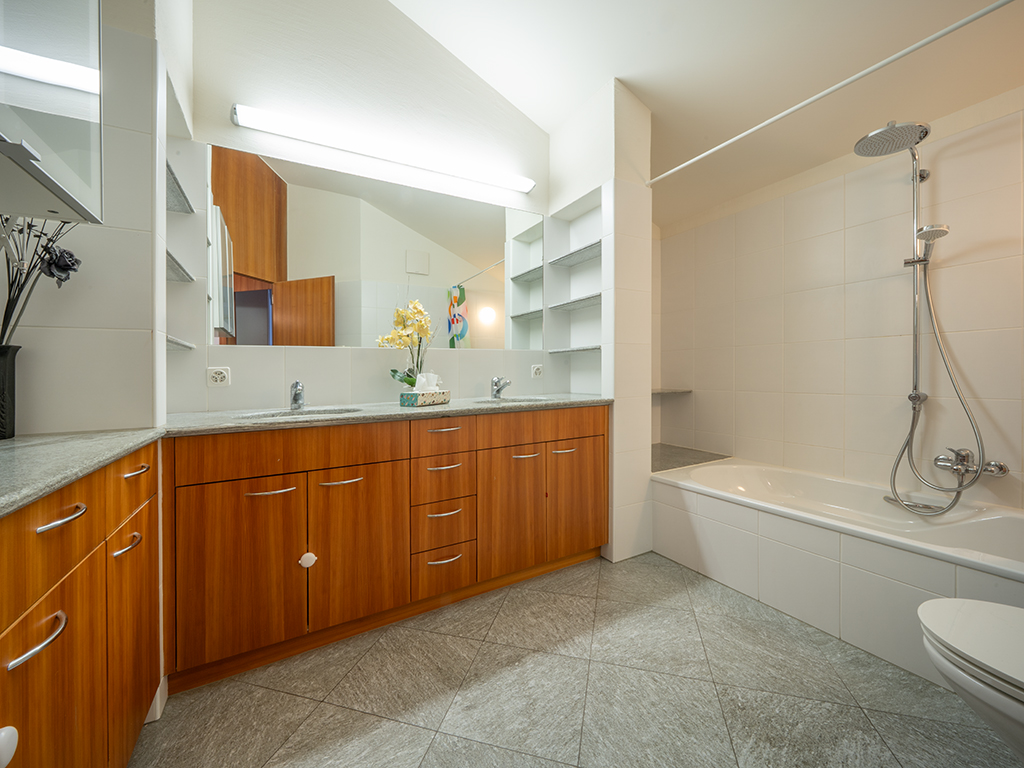 Helles Badezimmer mit Doppelwaschtisch und Wanne