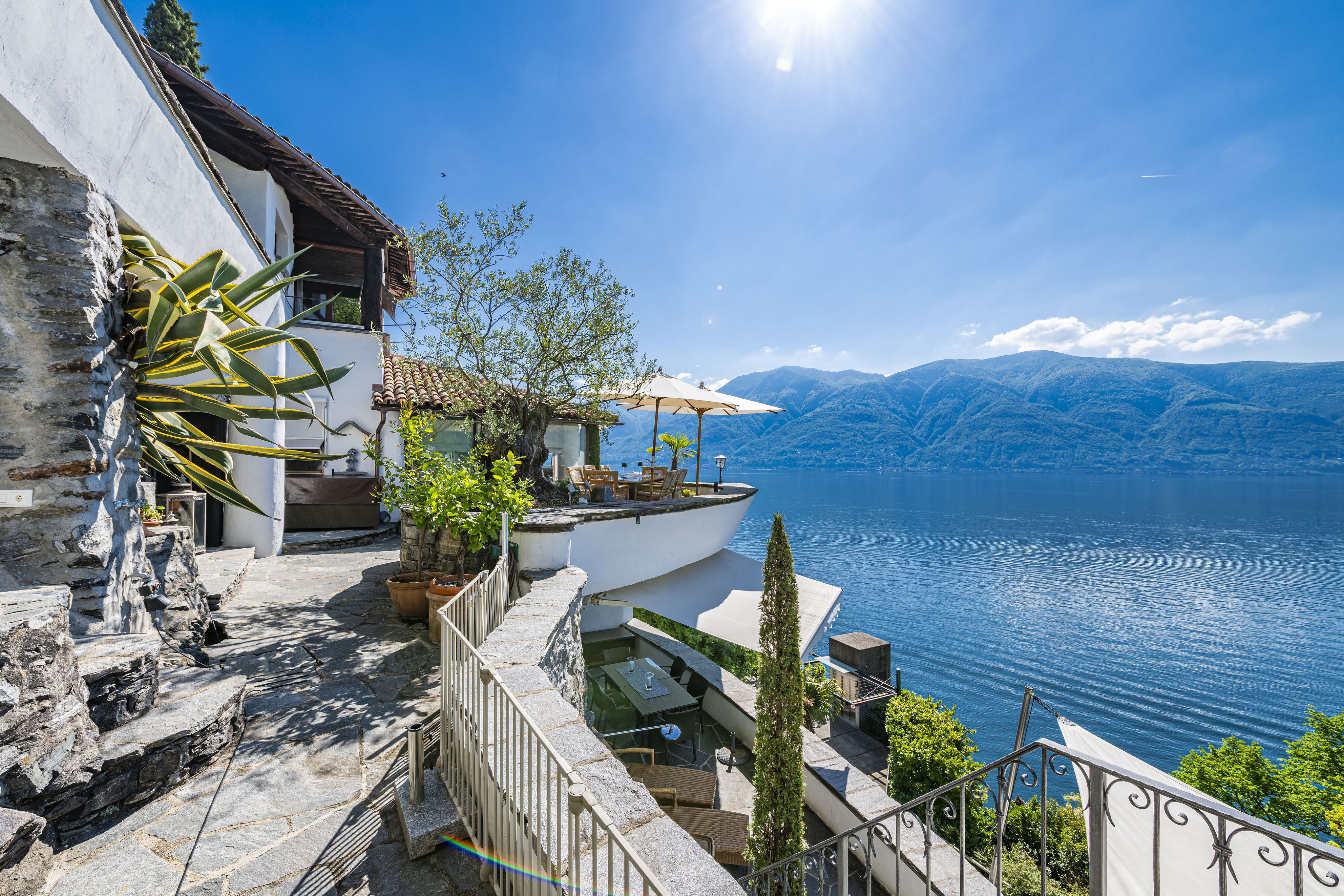 Seeblick-Terrasse mit mediterranem Gebäude