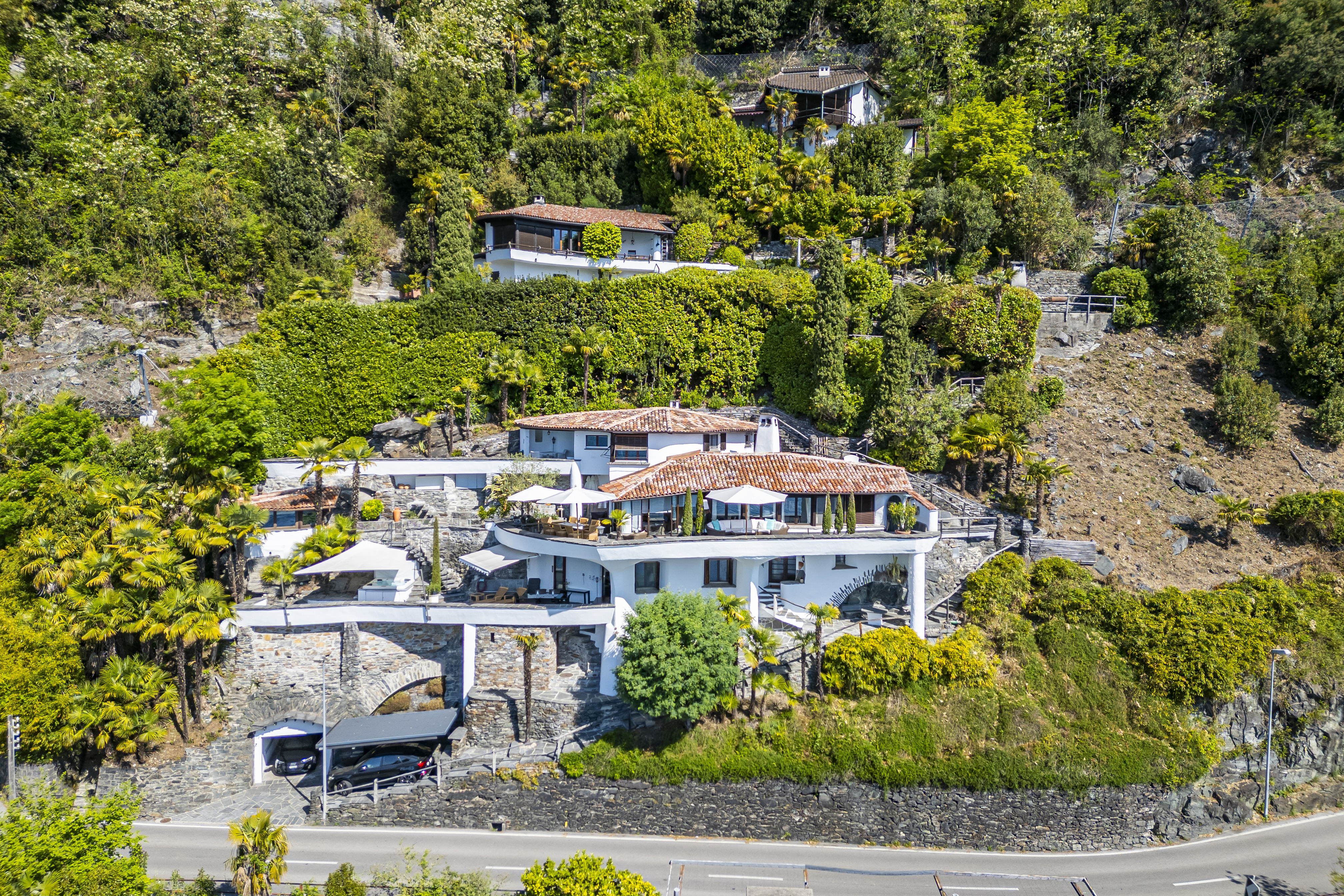Luxuriöses Hanghaus mit Terrassen und mediterraner Bepflanzung