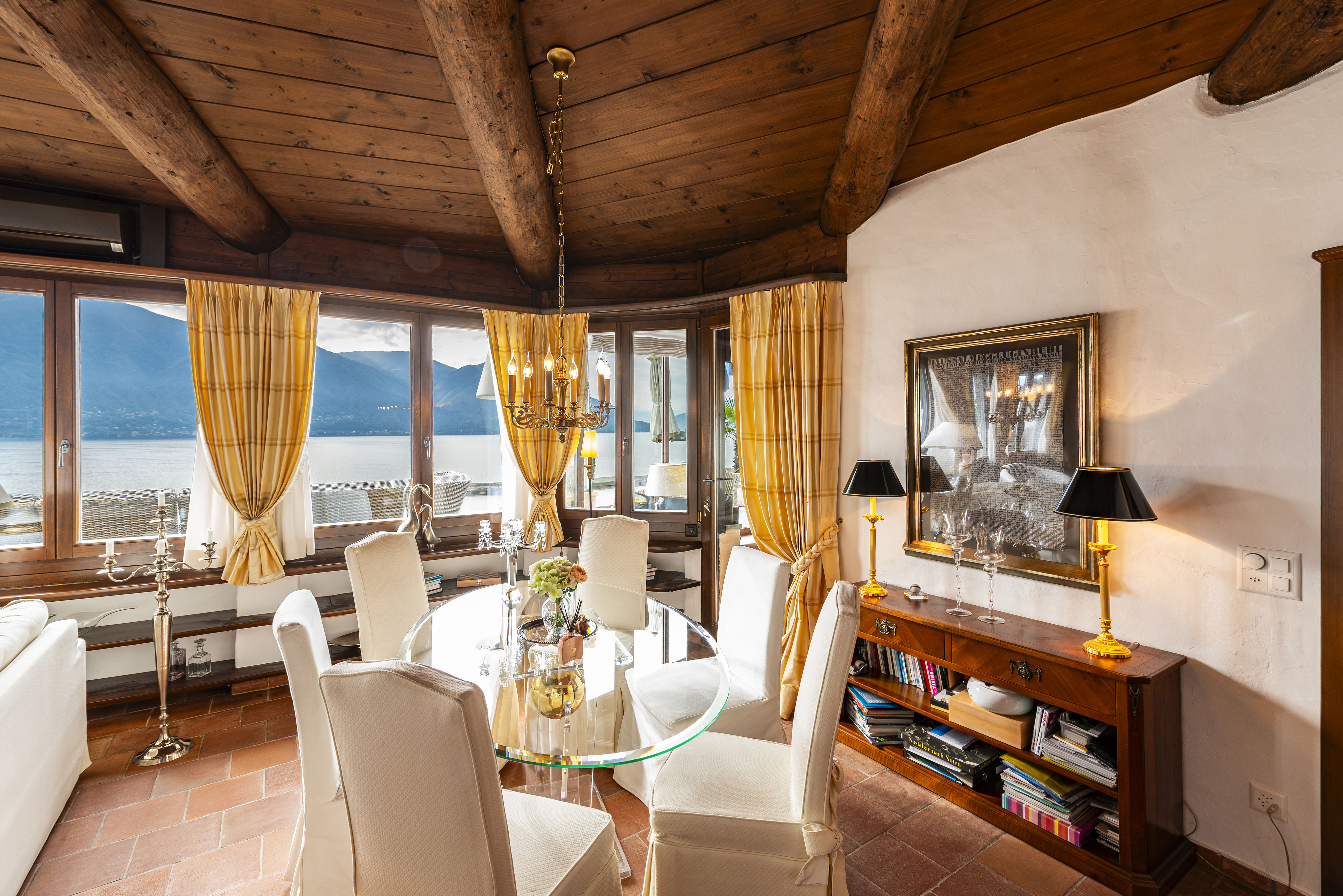 Esszimmer mit Seeblick