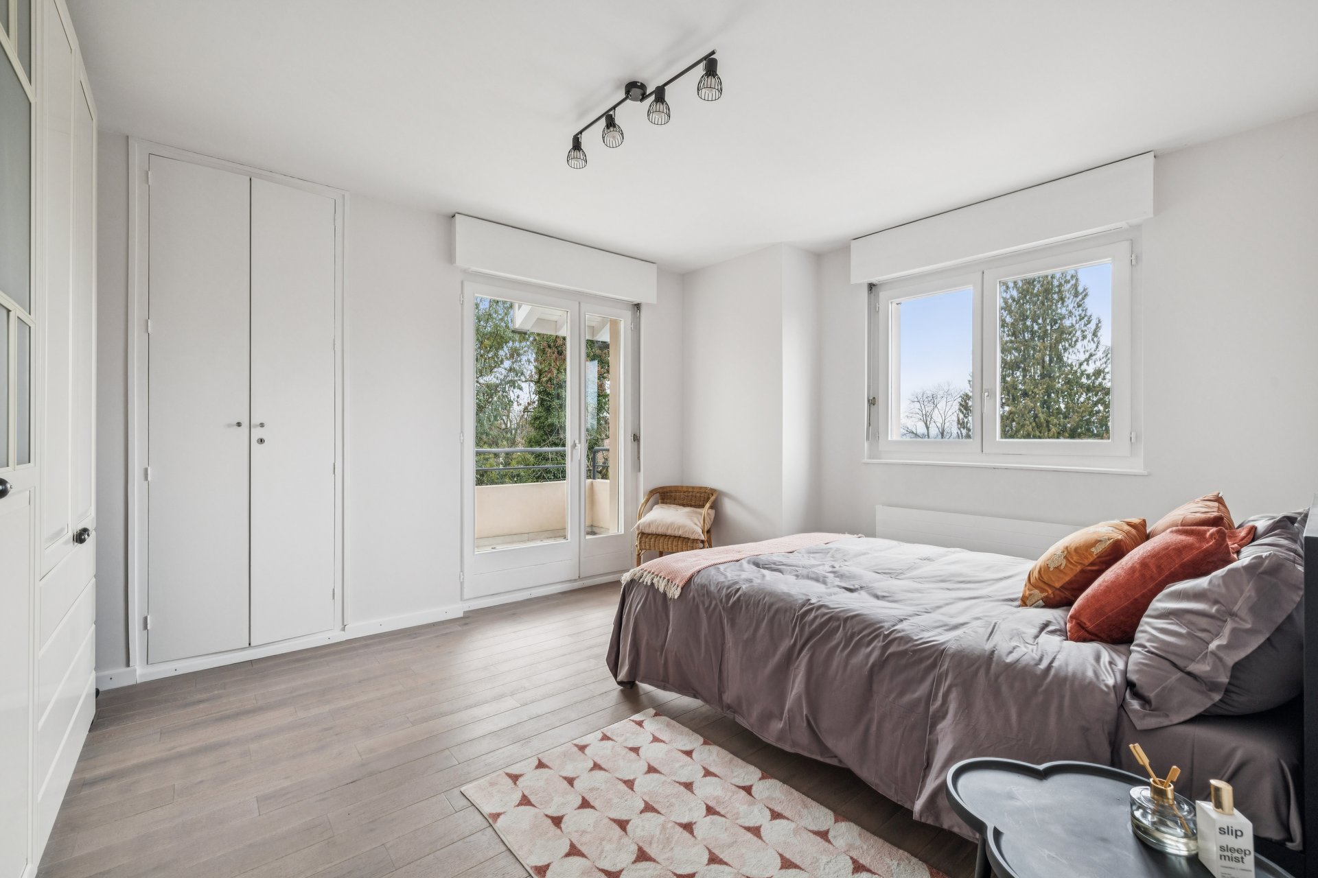 Helles Schlafzimmer mit Balkonzugang