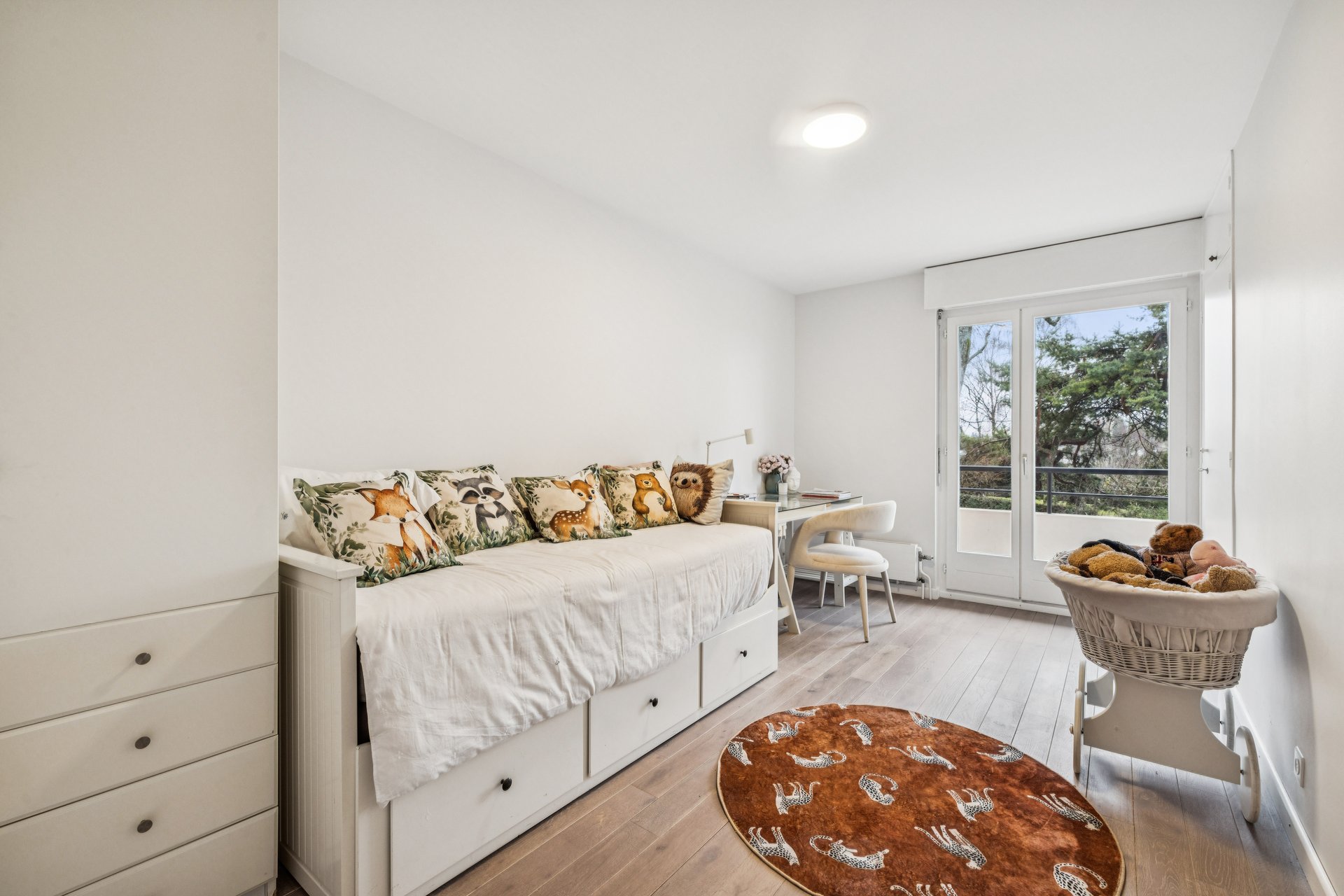 Helles Kinderzimmer mit Bett und Fensterbalkon