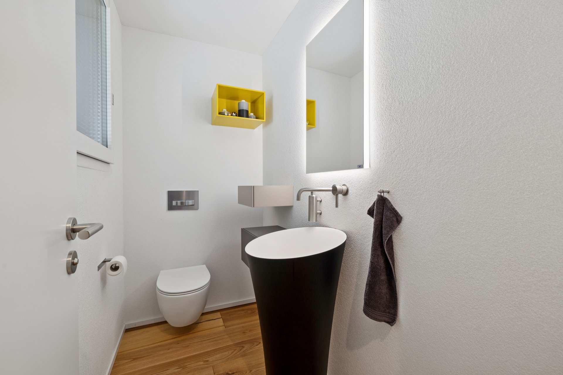 Modernes Gäste-WC mit Designerwaschtisch