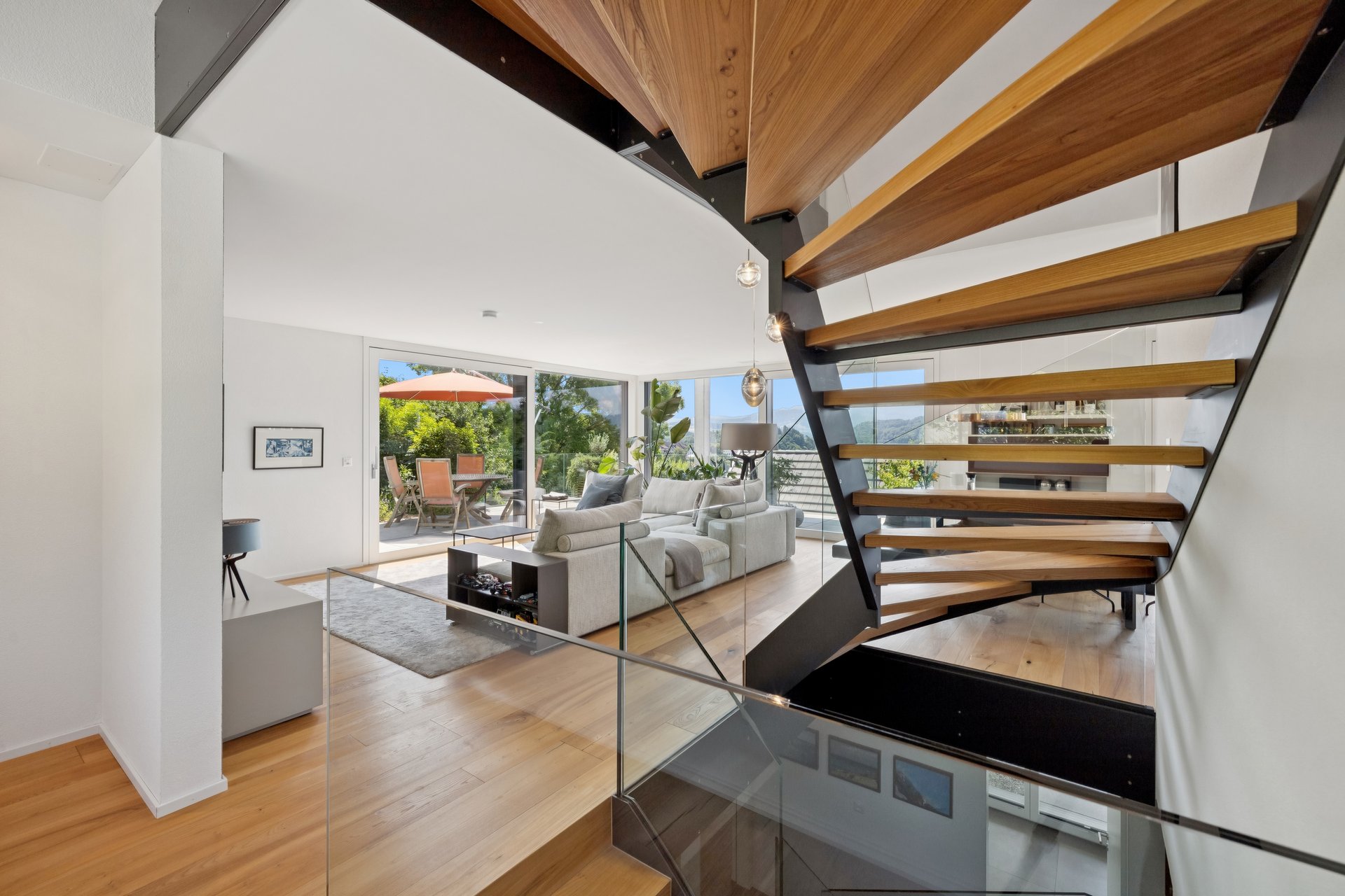 Modernes Wohnzimmer mit Treppe und Terrasse
