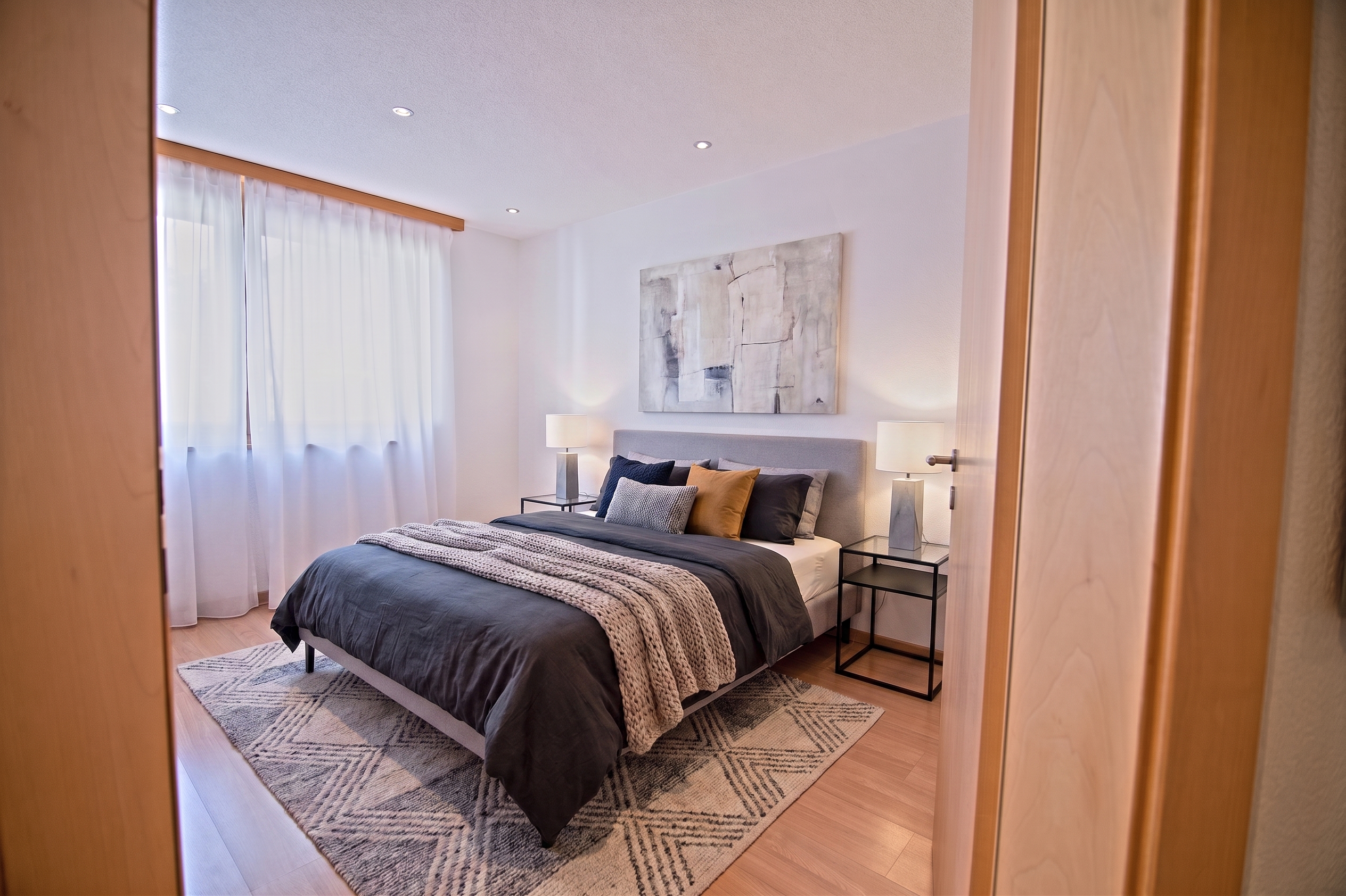 Modernes Schlafzimmer mit weich beleuchtetem Staging