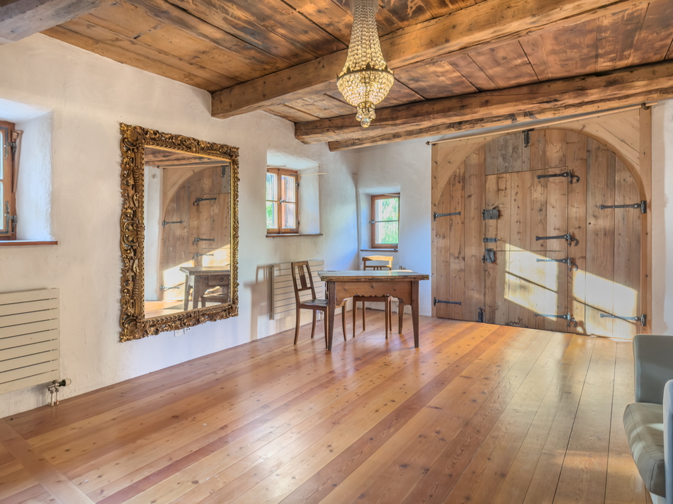 Rustikaler Wohnraum mit Holzbalkendecke
