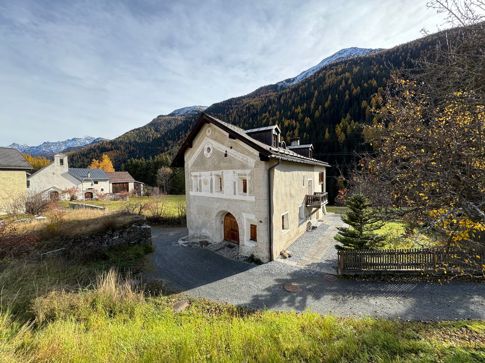 Alpenhaus mit Garten und Bergblick