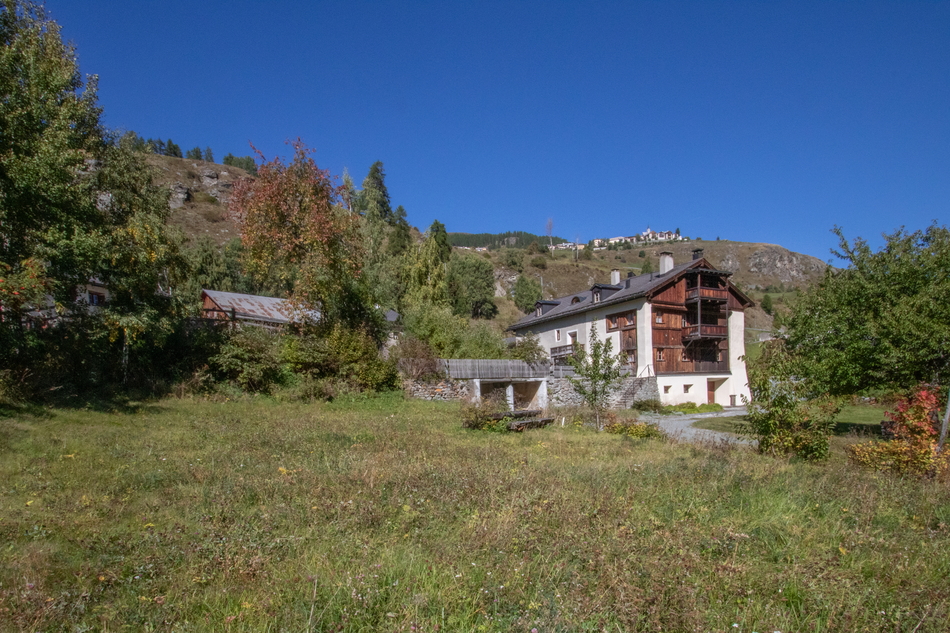 Berghaus mit Wiese und Hanglage