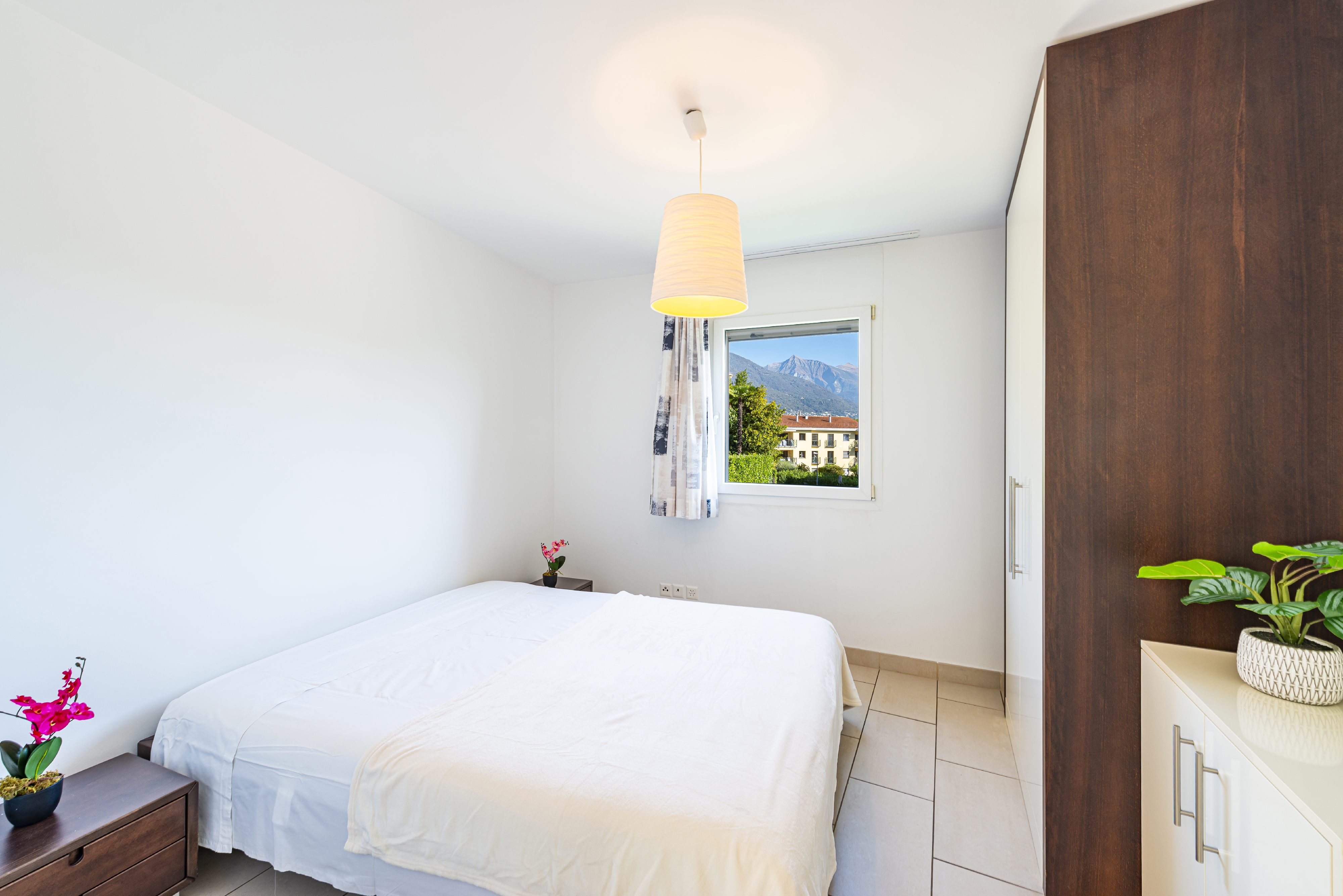 Helles Schlafzimmer mit Bergblick