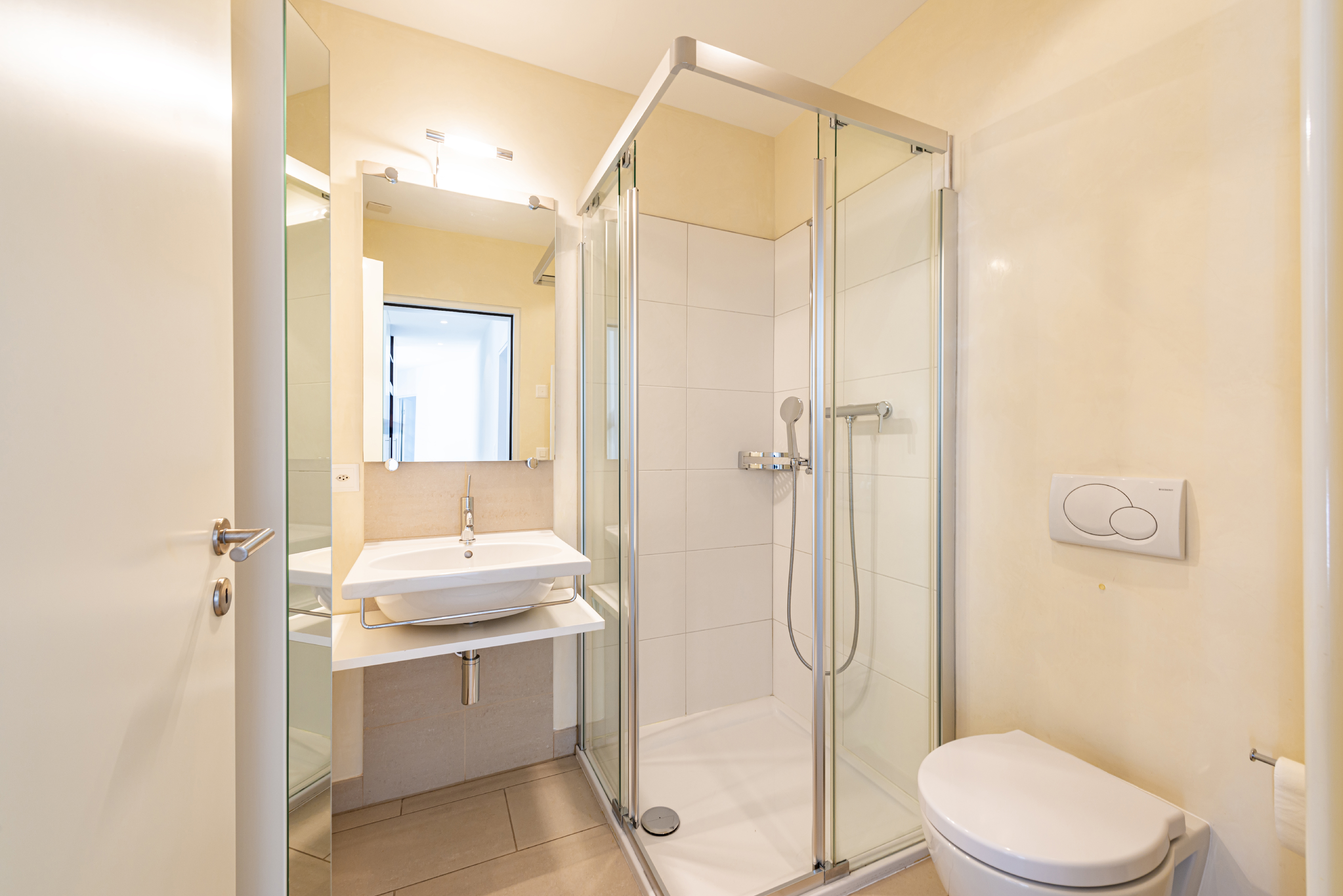 Modernes Badezimmer mit Duschkabine