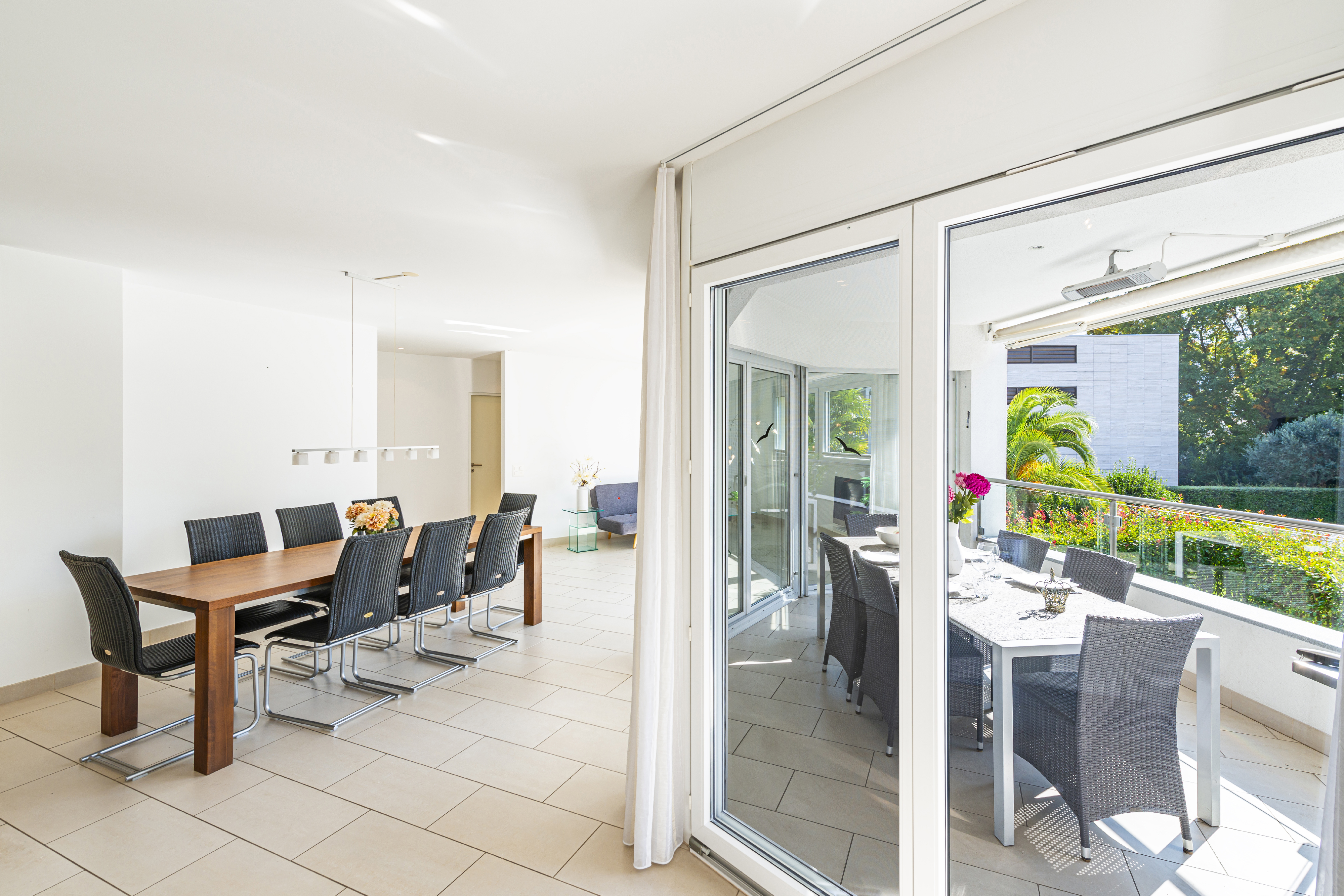 Helles Wohn- und Esszimmer mit Balkonblick