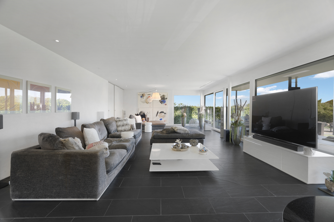 Großzügiges modernes Wohnzimmer mit Panoramafenstern