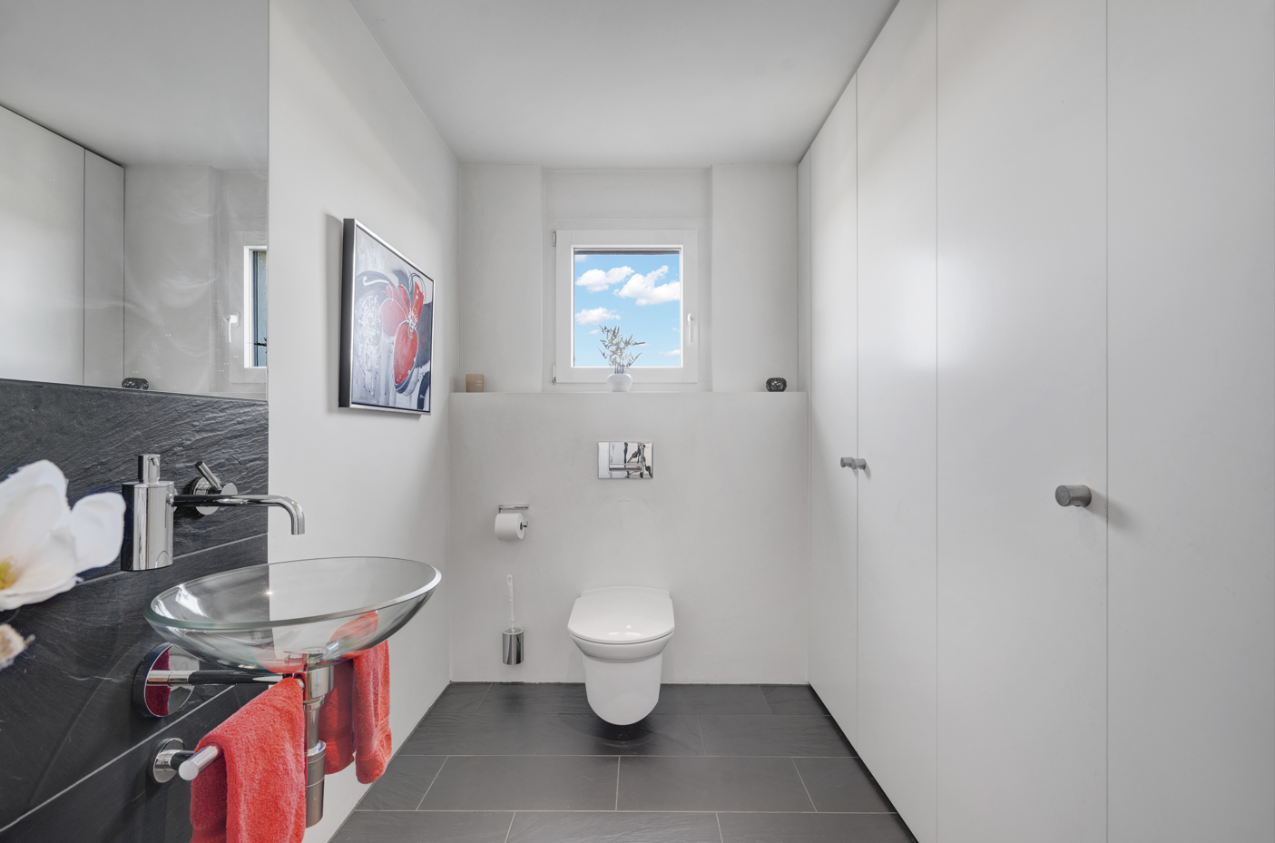 Modernes Gäste-WC mit schwebendem WC