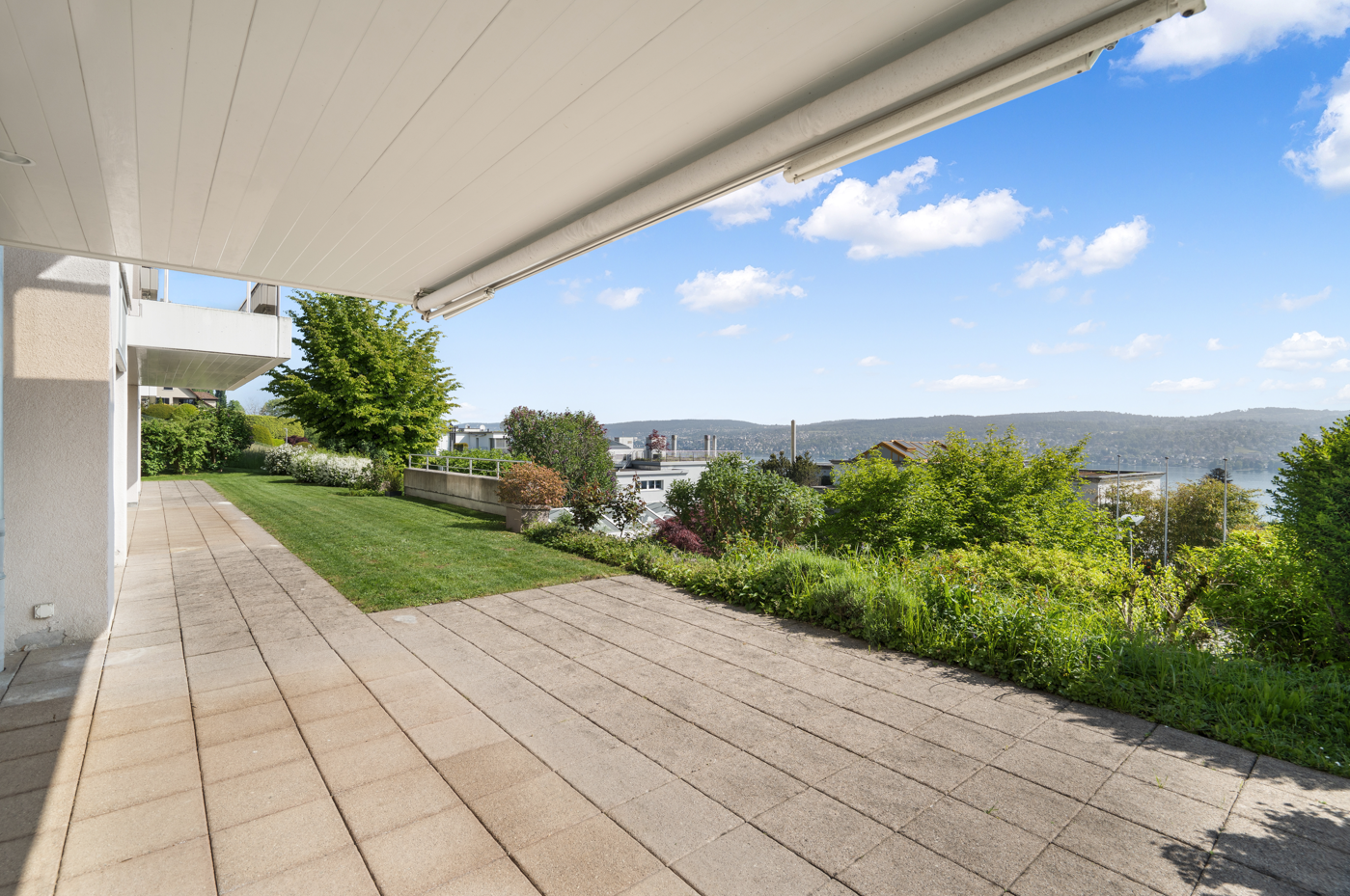 Große Terrasse mit Garten und Seeblick