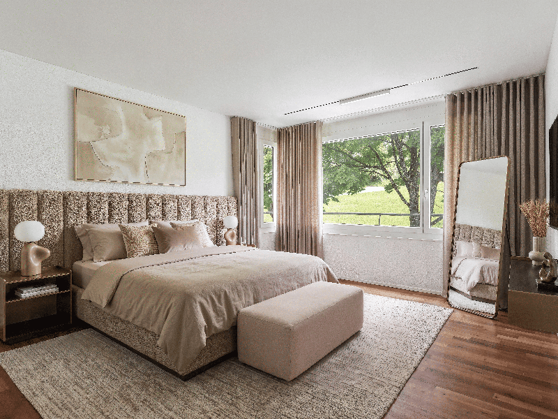 Schlafzimmer mit großem Fenster und ruhigem, hellen Ambiente
