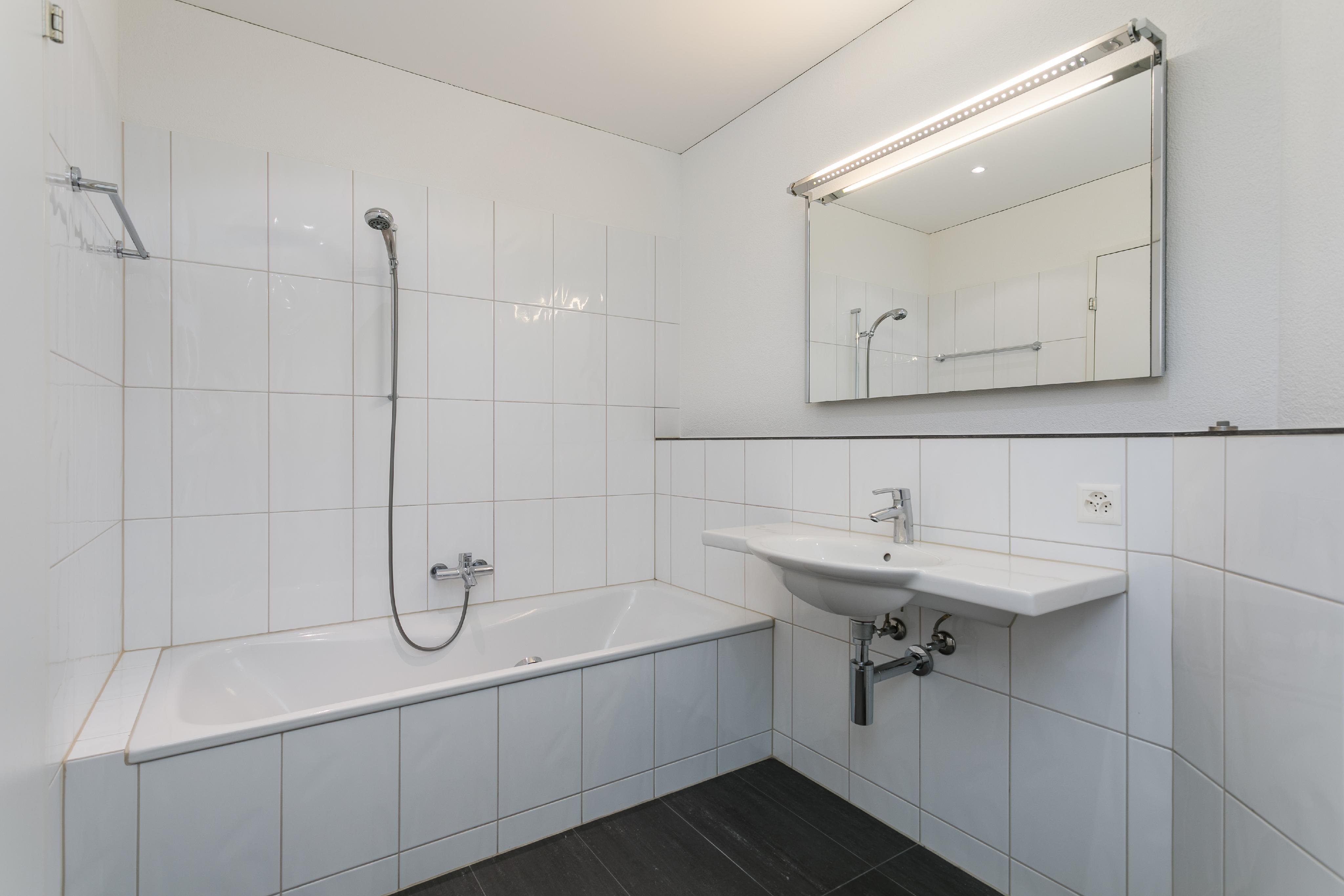 Modernes Badezimmer mit Badewanne und Waschtisch