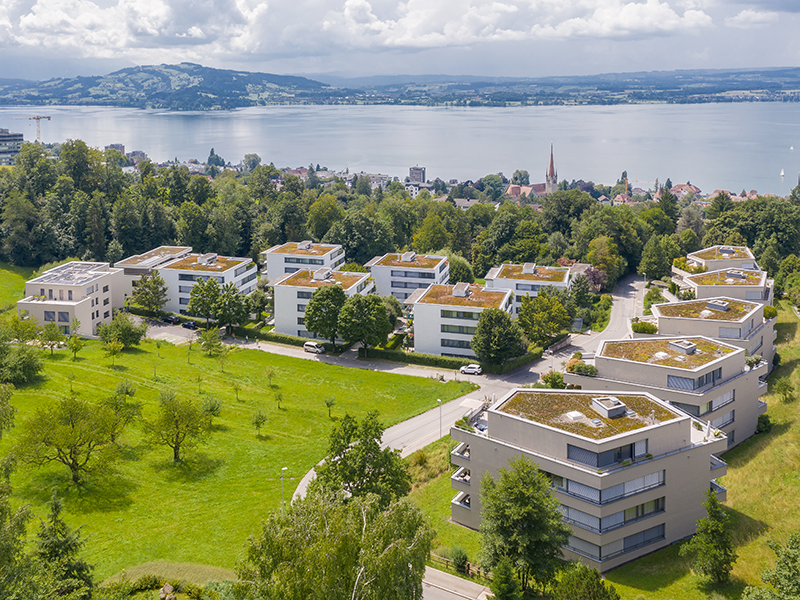 Luftaufnahme einer Wohnanlage am See
