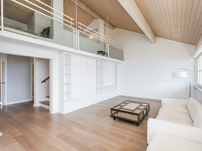 Heller Wohnraum mit Galerie und Holzbalkendecke