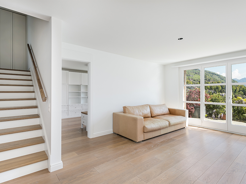 Helles Wohnraum-Interieur mit Treppe und Balkonblick