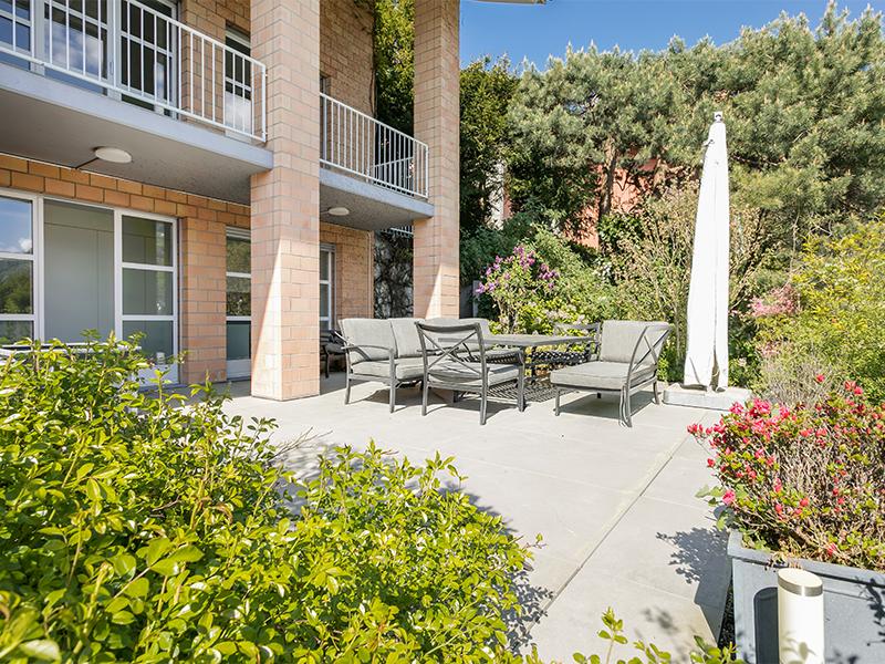 Terrasse mit Sitzgruppe neben dem Gebäude