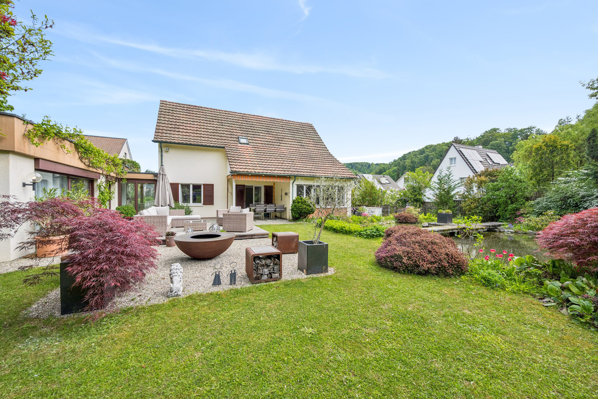 Gepflegter Garten mit Terrasse und Teich