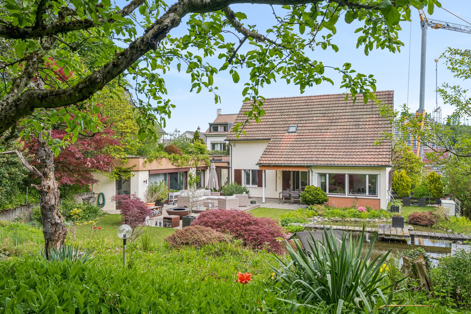 Großer Garten mit Einfamilienhaus und Terrasse