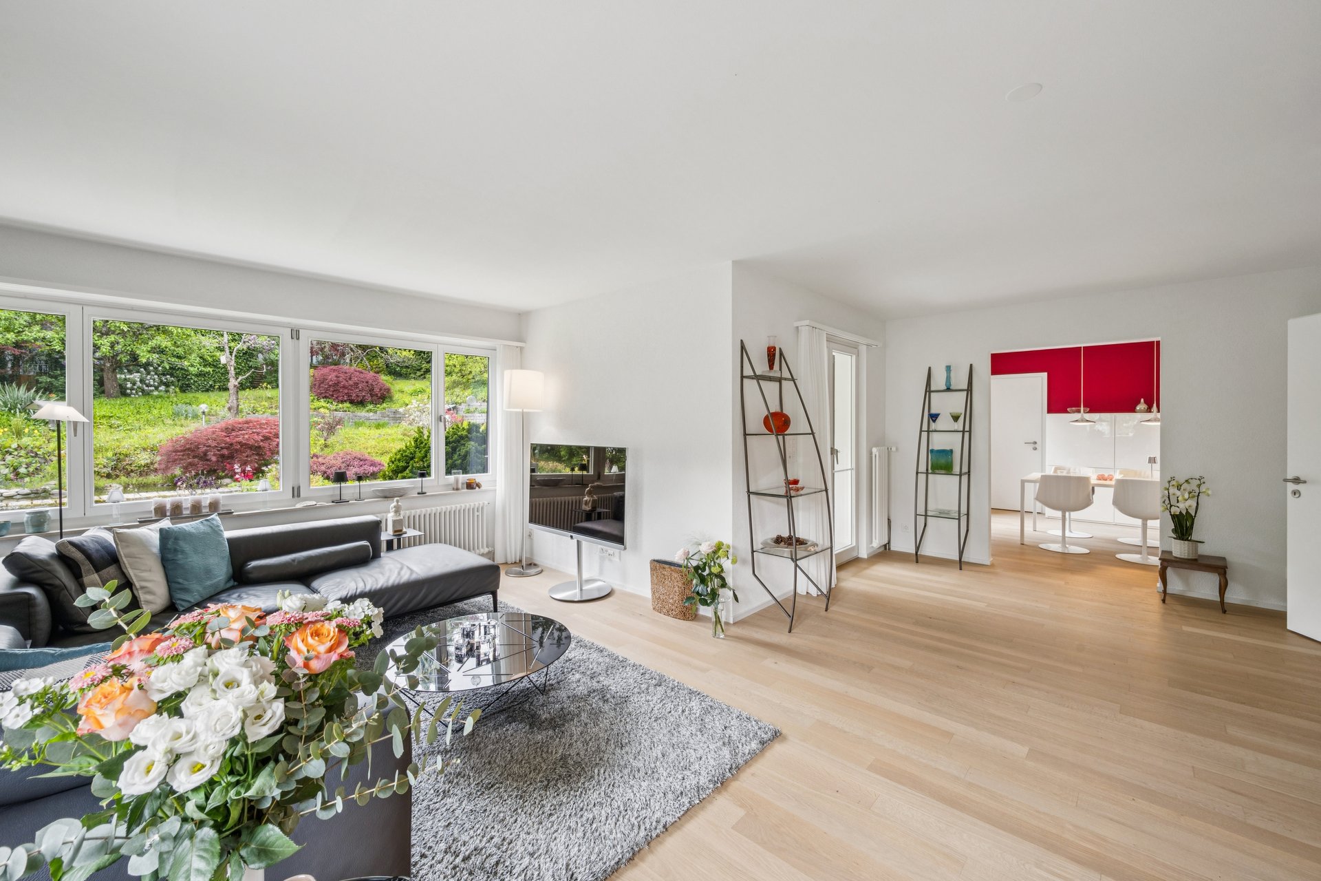 Heller Wohn-Essbereich mit Gartenblick