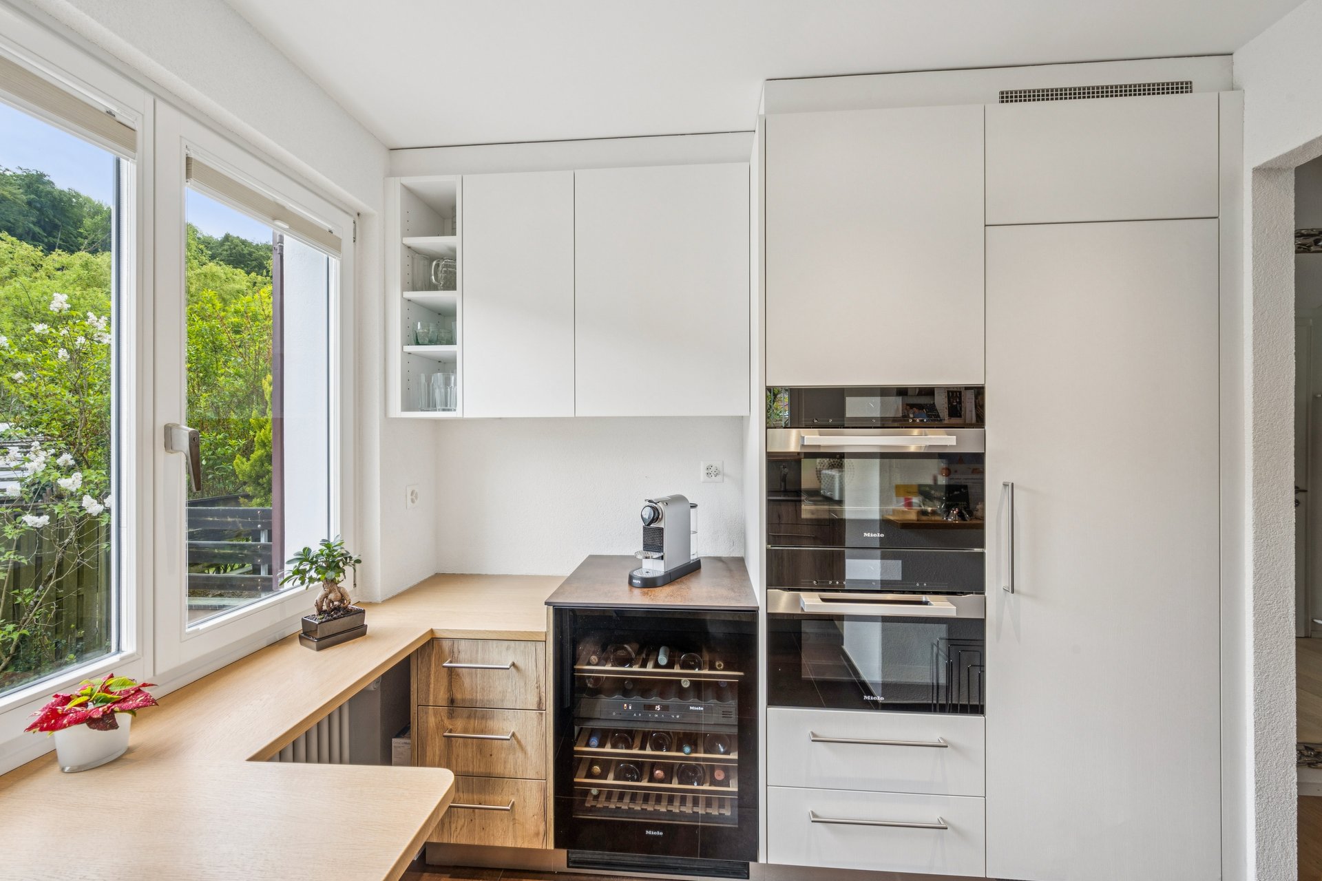 Moderne Küche mit Fensterblick und Einbauschränken