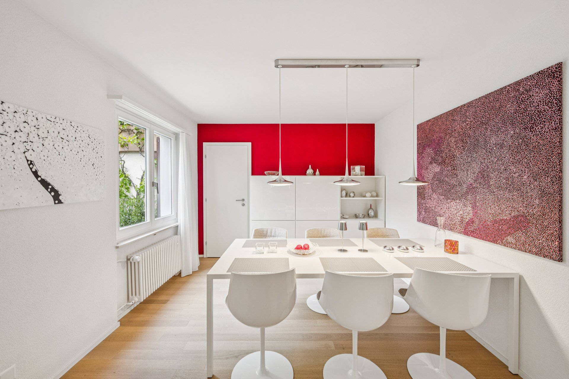 Modernes Esszimmer mit roter Akzentwand
