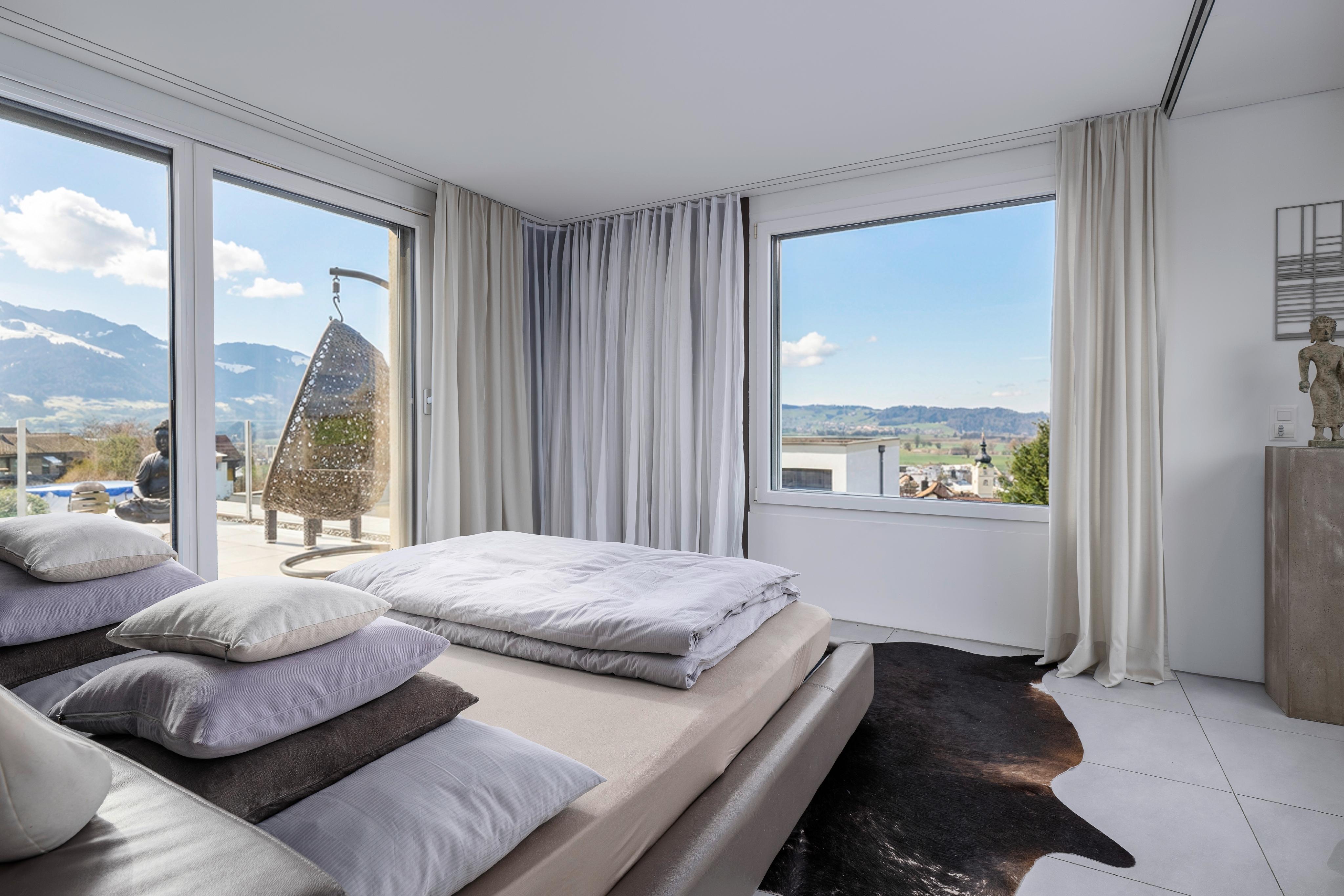 Helles Schlafzimmer mit Panoramablick