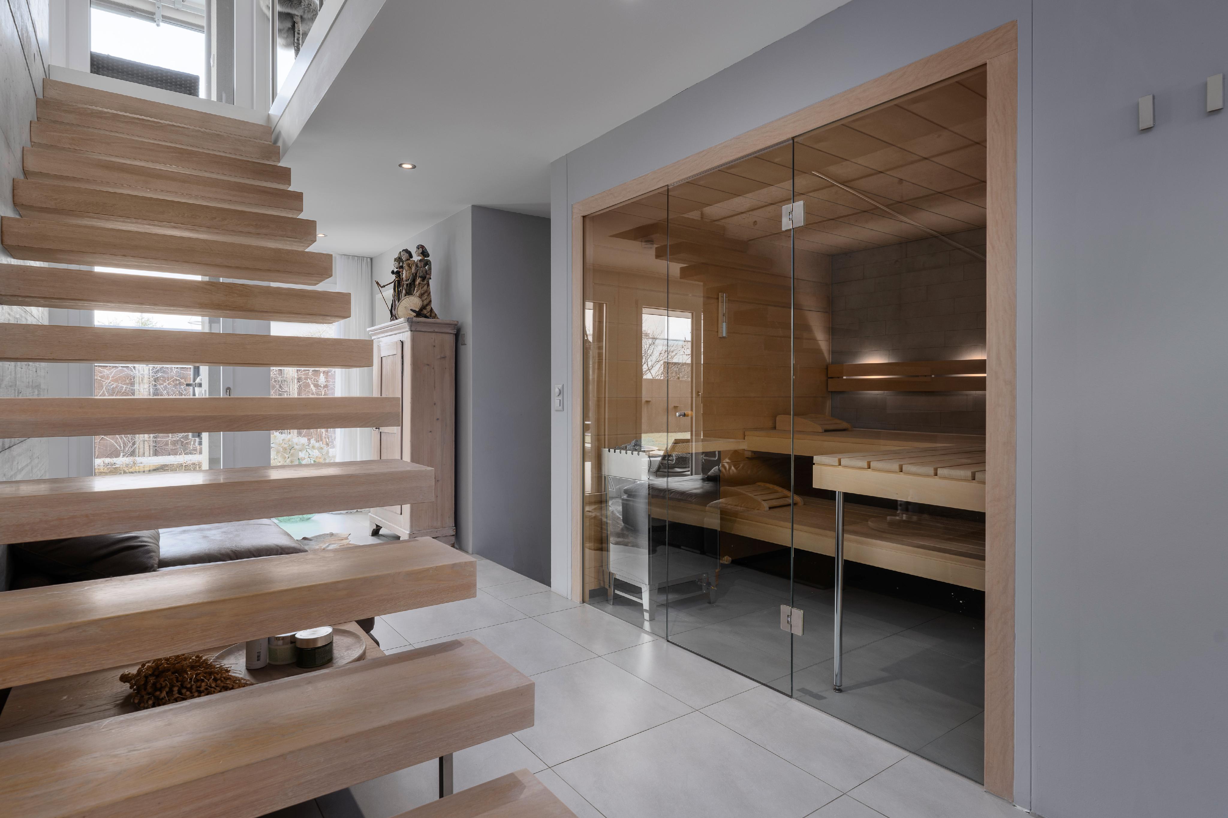 Wellnessbereich mit Sauna und Treppe