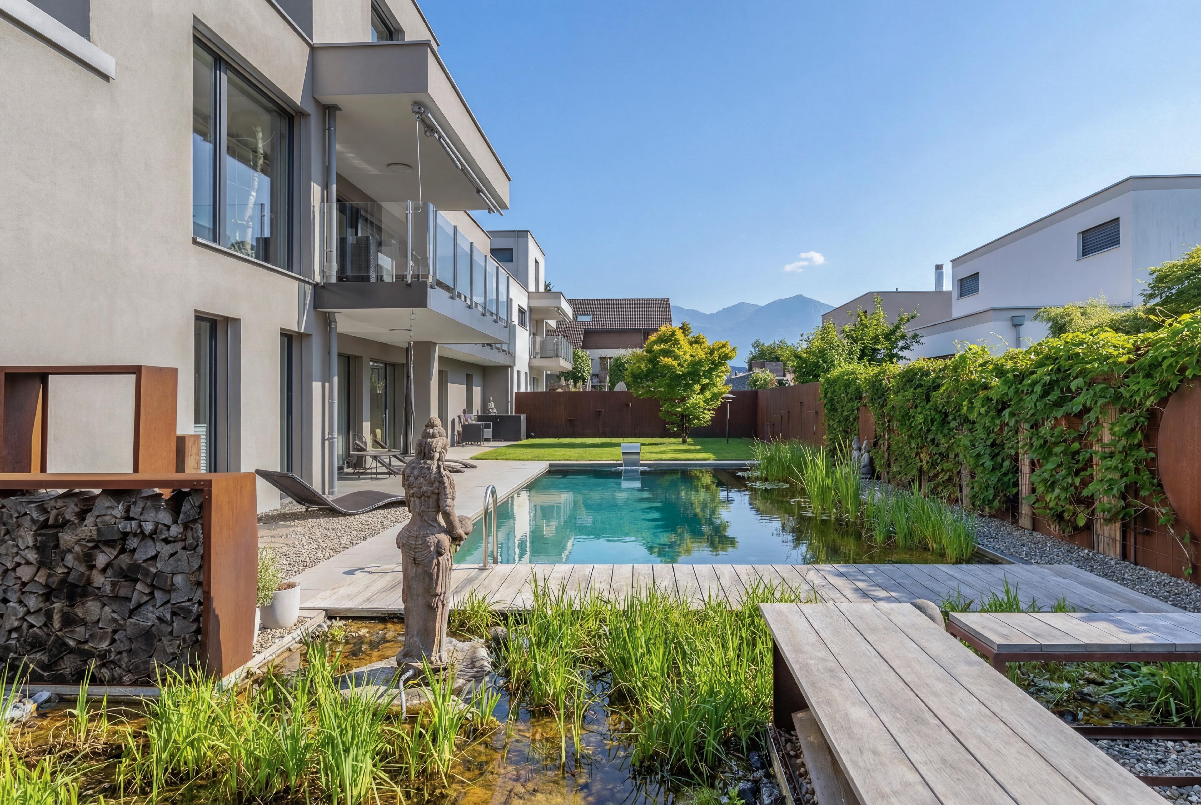 Moderne Gartenanlage mit Pool und Terrasse