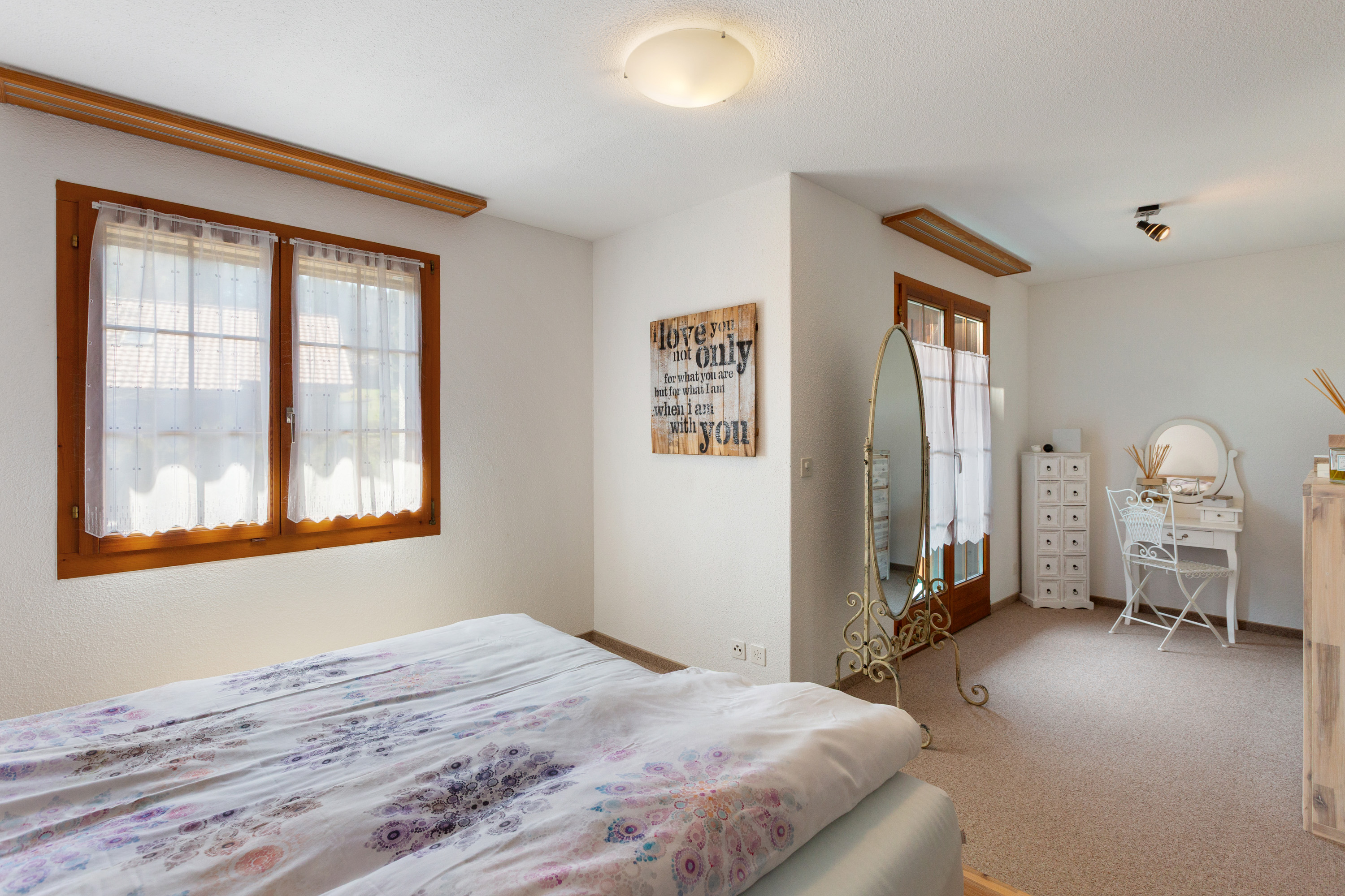 Helles Schlafzimmer mit Ankleidebereich