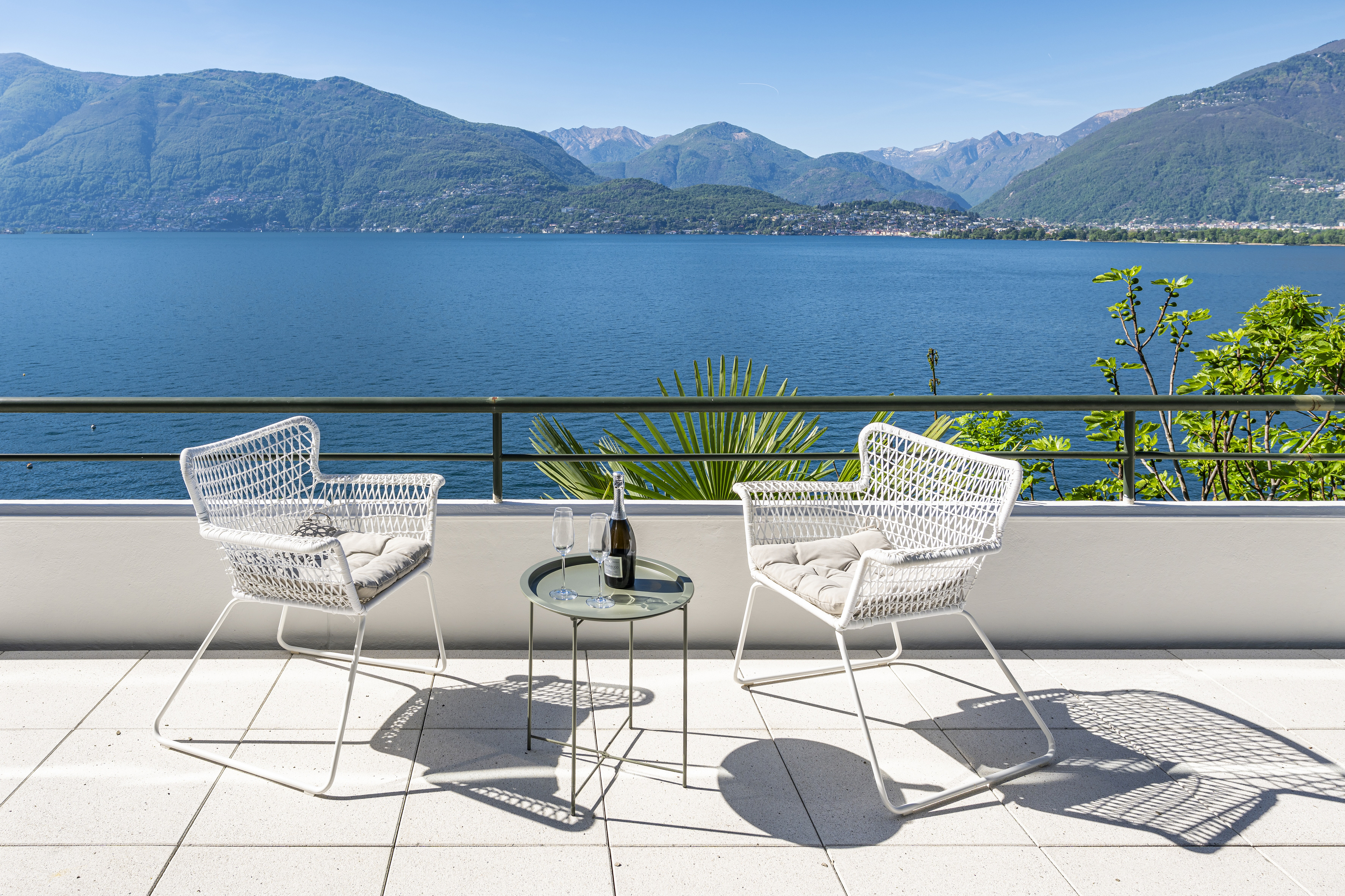 Terrasse mit Seeblick und Bergpanorama