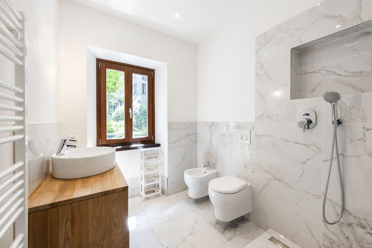 Modernes Badezimmer mit Badewanne und Dusche