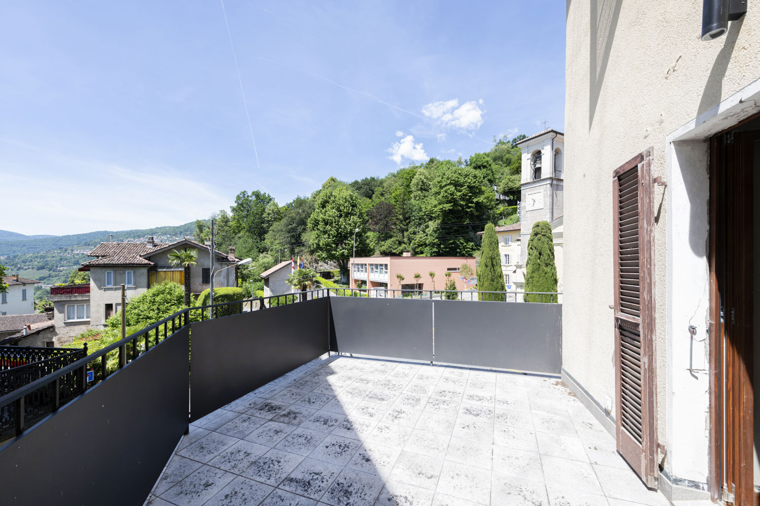 Balkon mit Blick ins grüne Hügelland