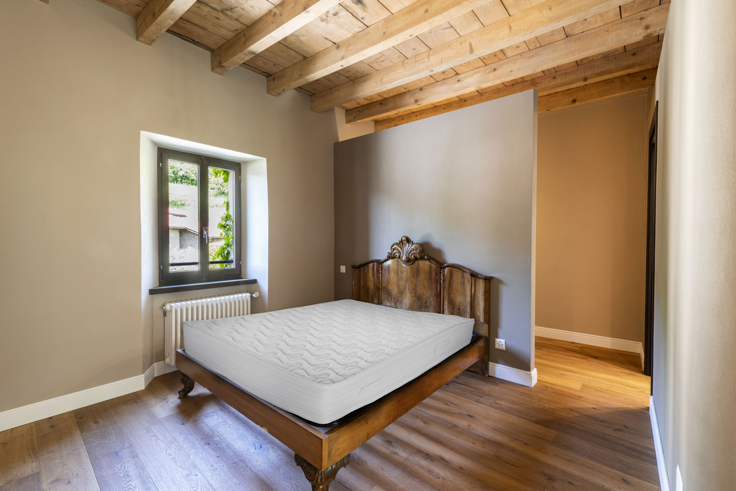 Schlafzimmer mit Holzbalkendecke