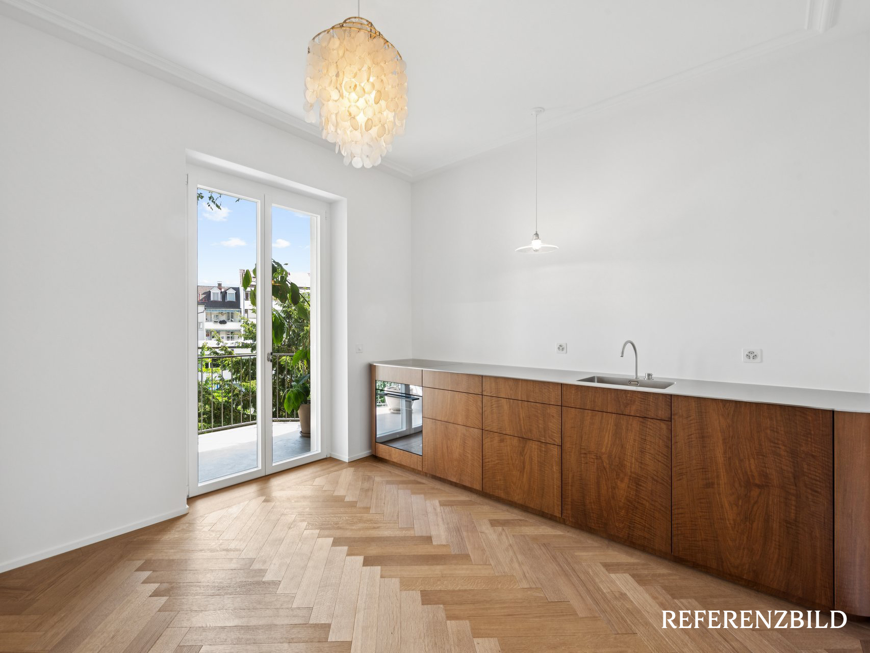 Helle, leere Wohnküche mit Balkon