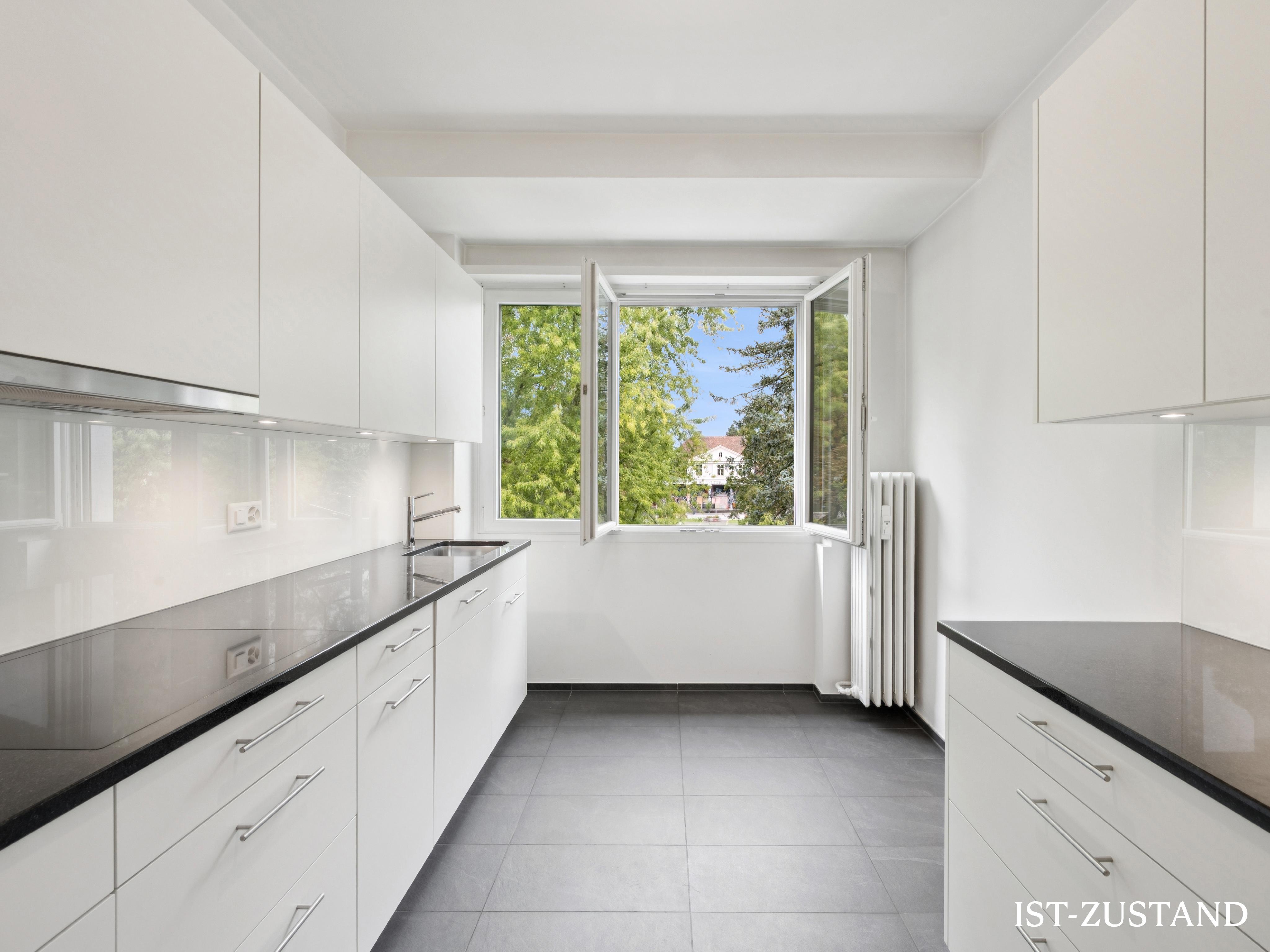 Helle, moderne Küche mit Fensterblick