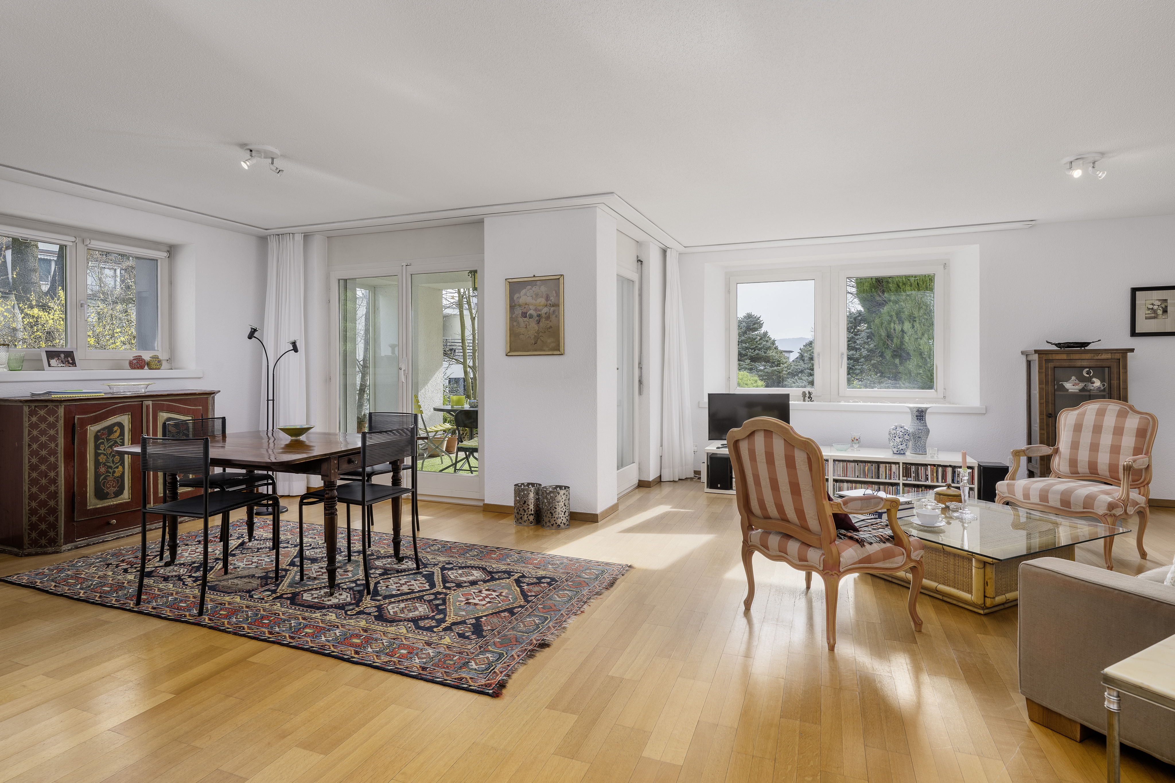 Helles Wohn- und Esszimmer mit klassischen Möbeln